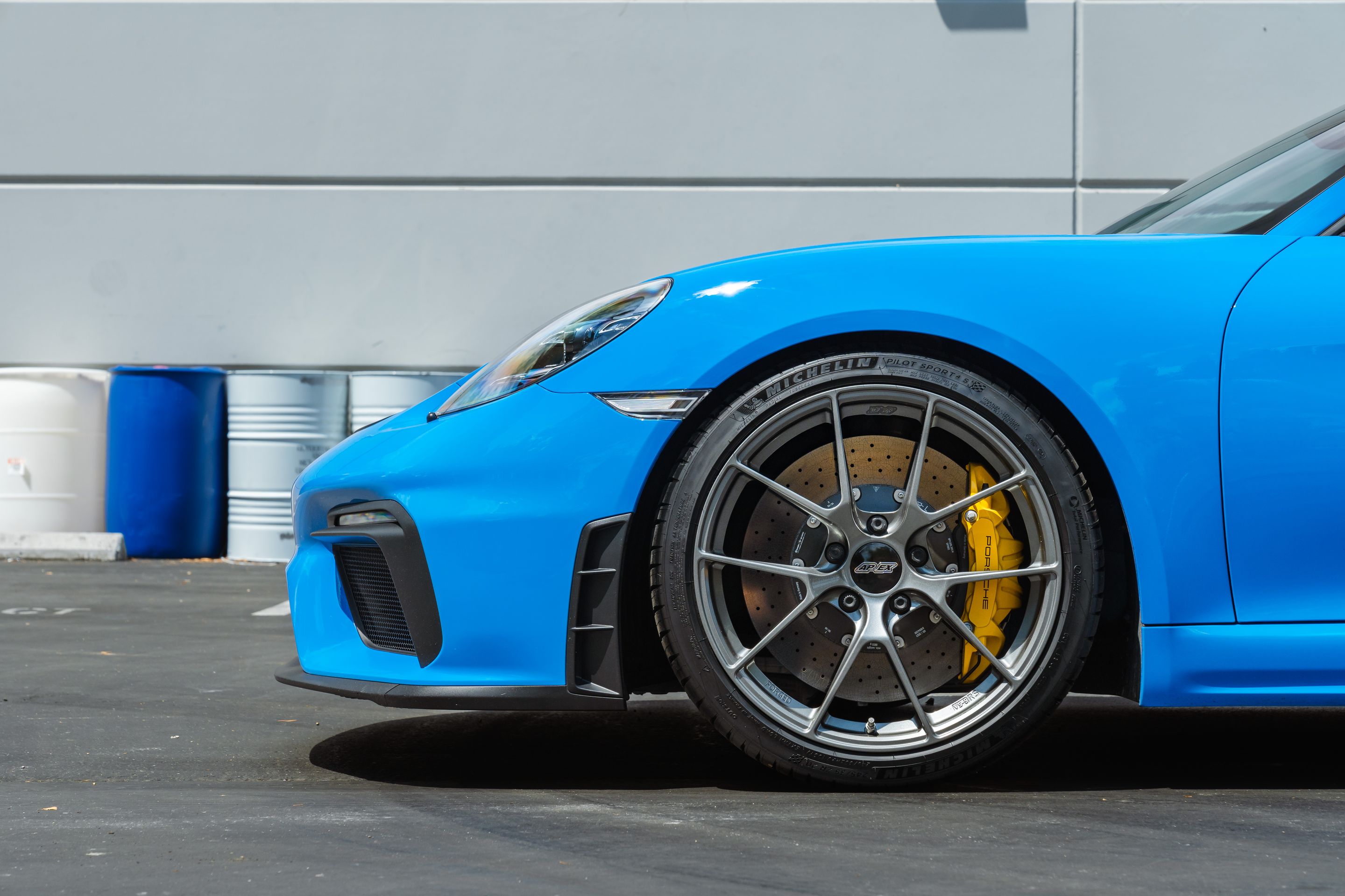 Blue Porsche 718 Spyder with 20" VS-5RS Apex wheels in Anthracite