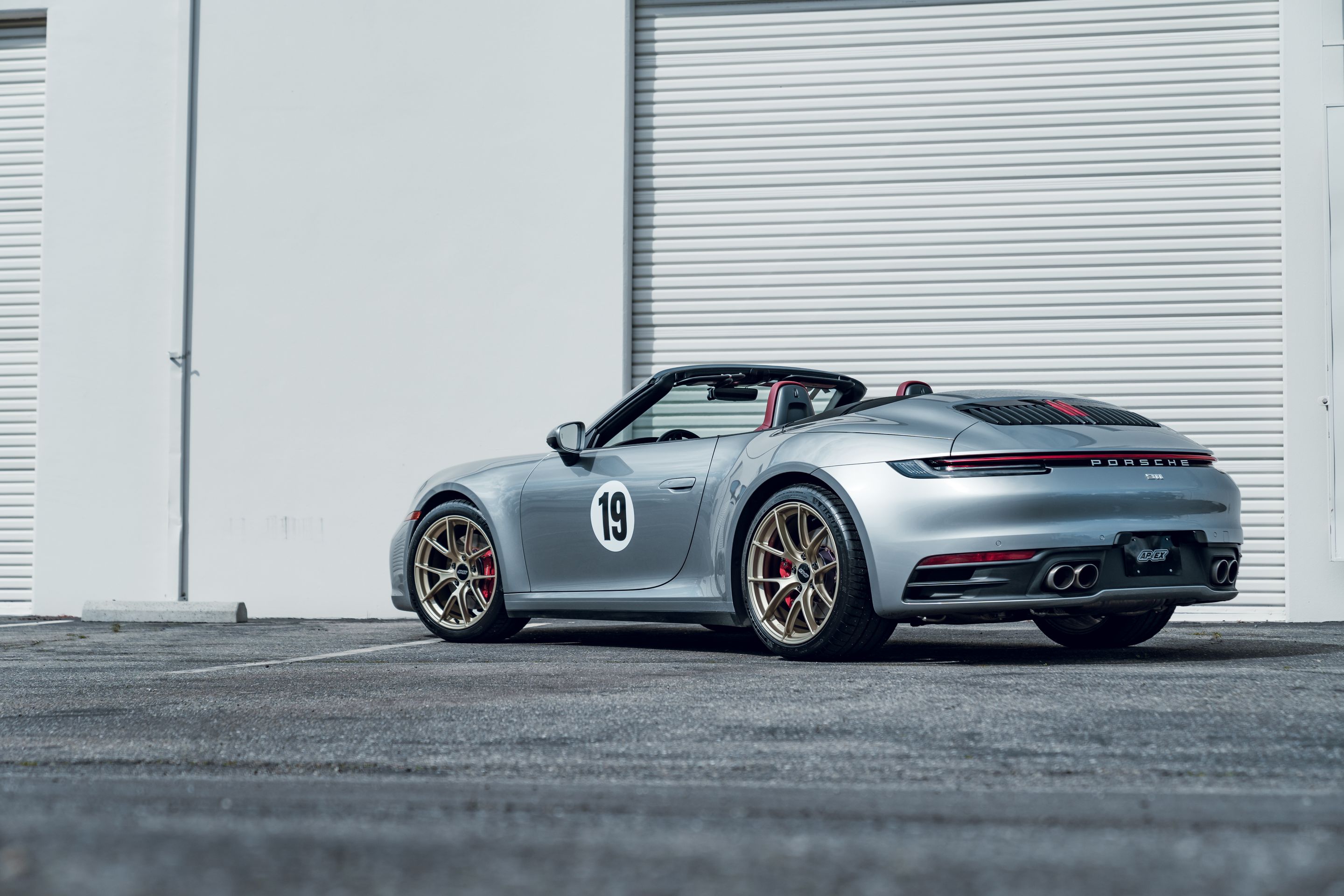 Silver Porsche 911 992.1 Carrera S with 19"/20" VS-5RS Apex wheels in Motorsport Gold