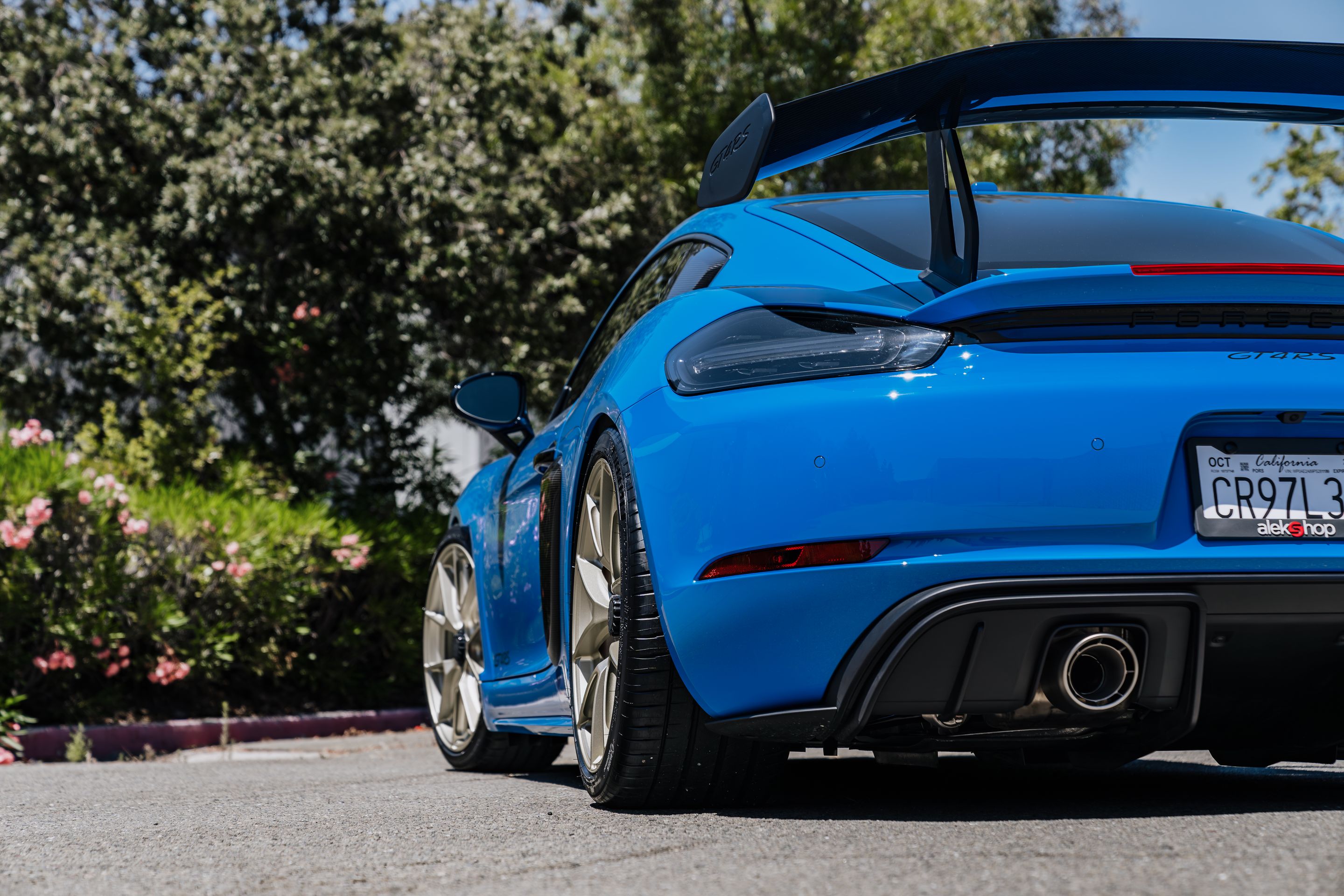 Blue Porsche 718 Cayman GT4 RS with 20" VS-5RS Apex wheels in Motorsport Gold