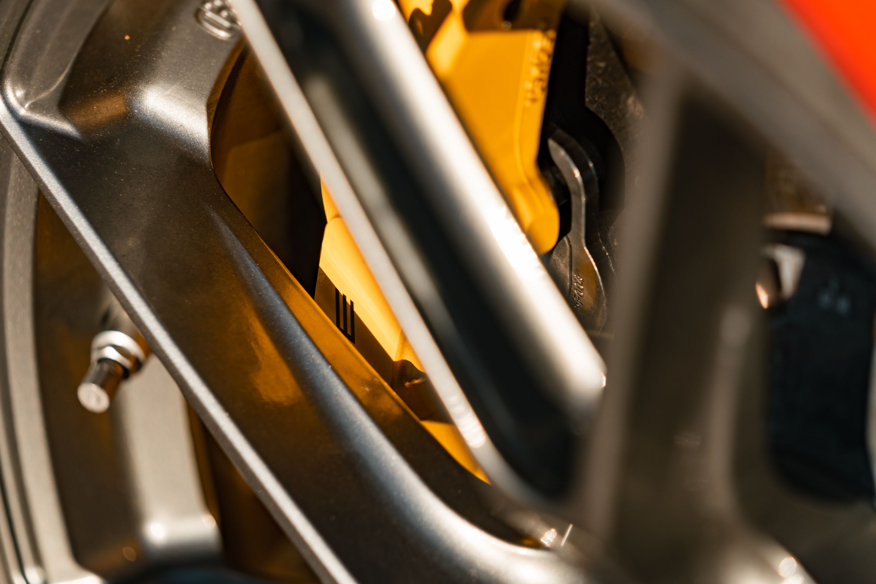 Red Porsche 911 991.1 GT3 with 20" VS-5RS Apex wheels in Anthracite