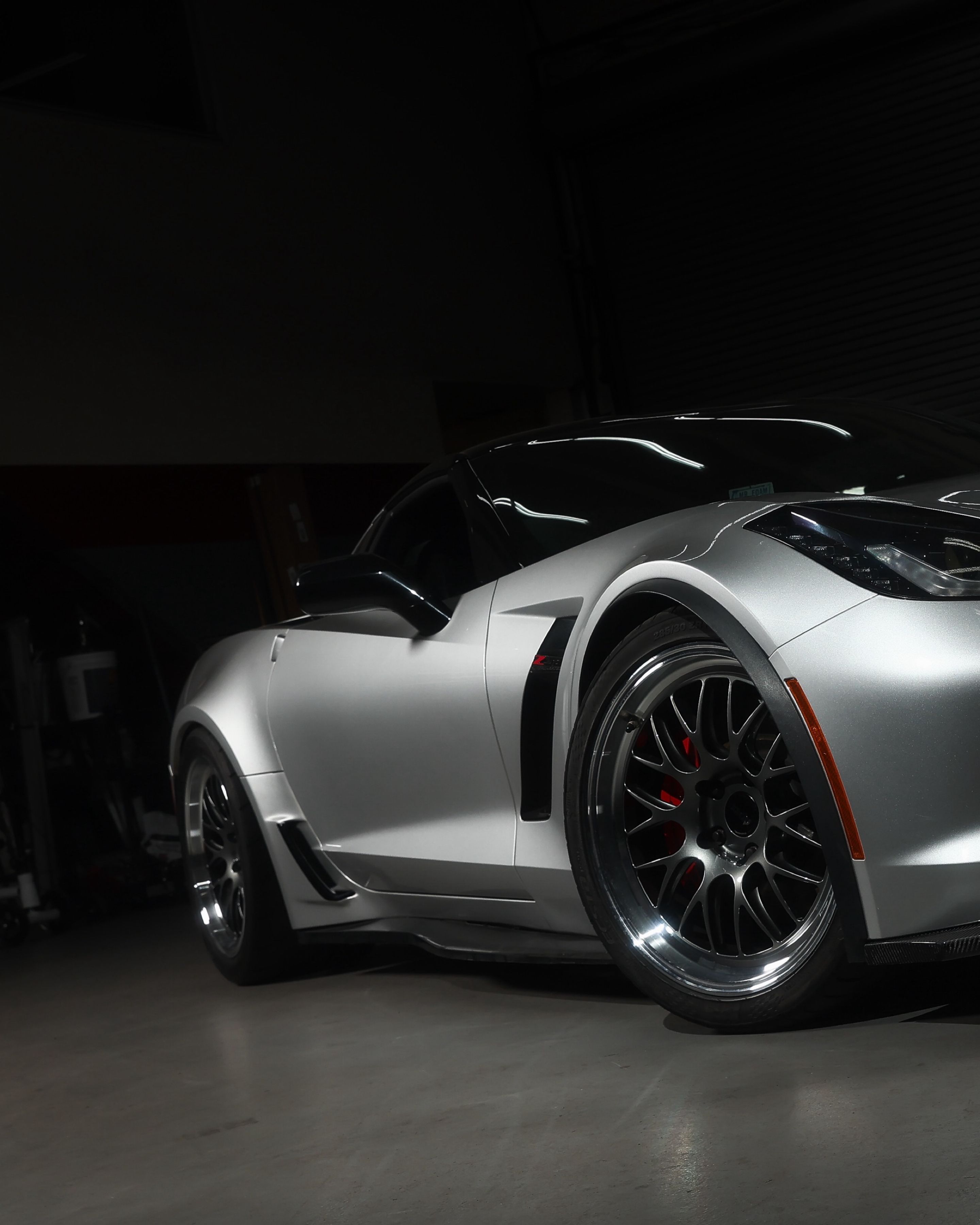Silver Chevrolet C7 Corvette Z06 with 19"/20" ML-10RT Apex wheels in Machined Lip Anthracite