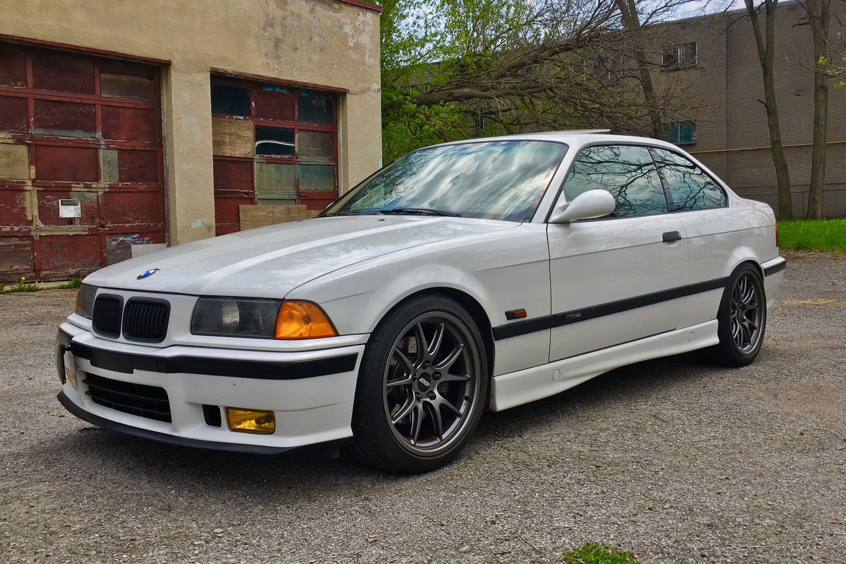 White BMW E36 M3 with 18" FL-5 Apex wheels in Anthracite