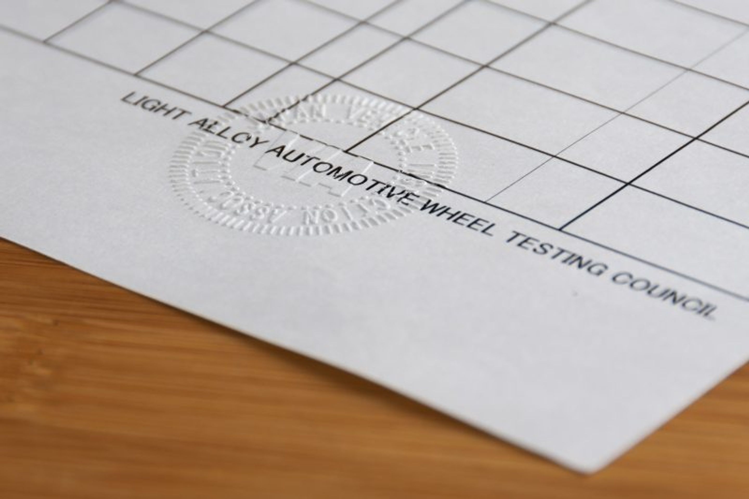 White Porsche 911 996 GT2 with 18" SM-10 Apex wheels in Anthracite