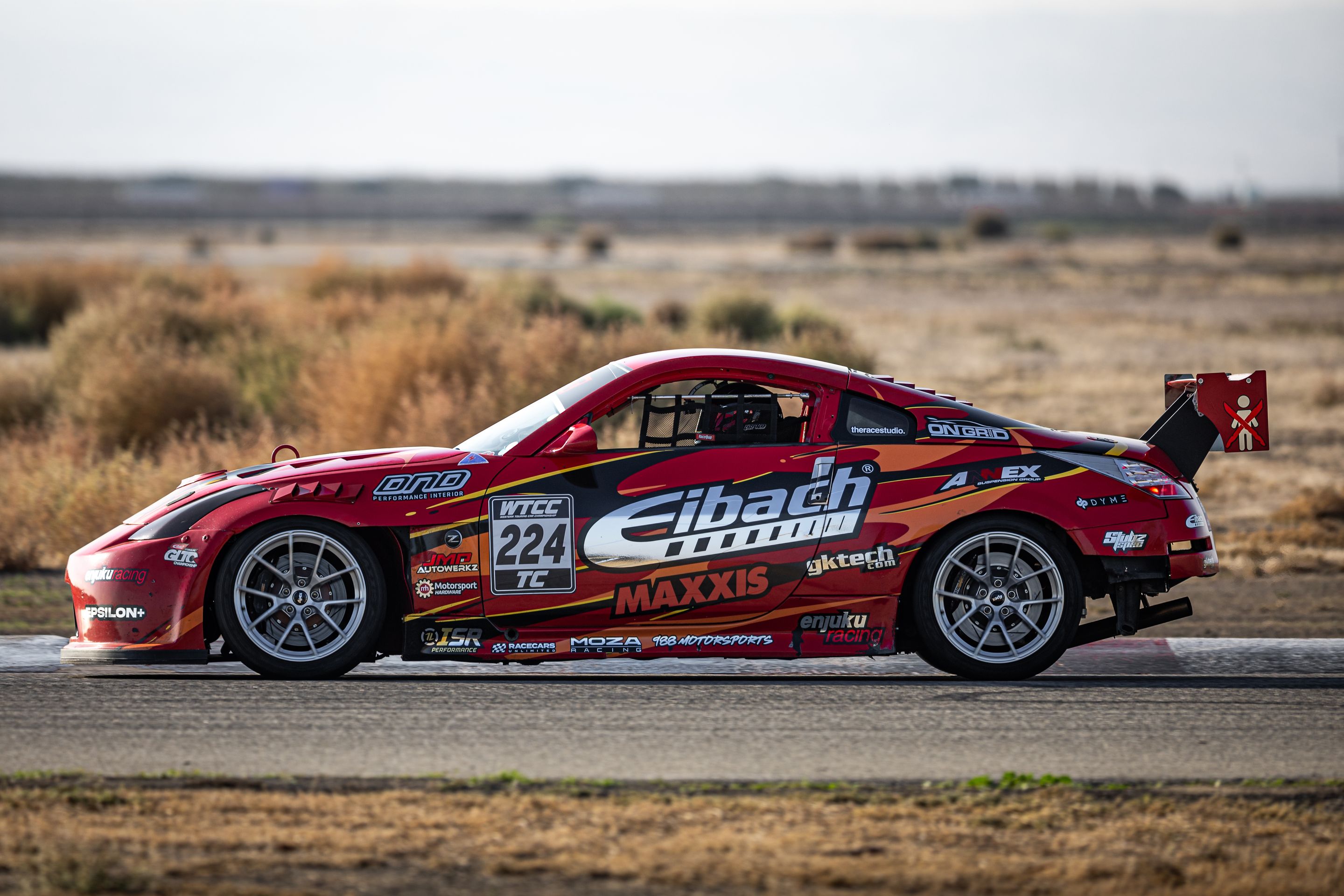 Race Livery Nissan 350Z with 18" VS-5RS Apex wheels in Brushed Clear