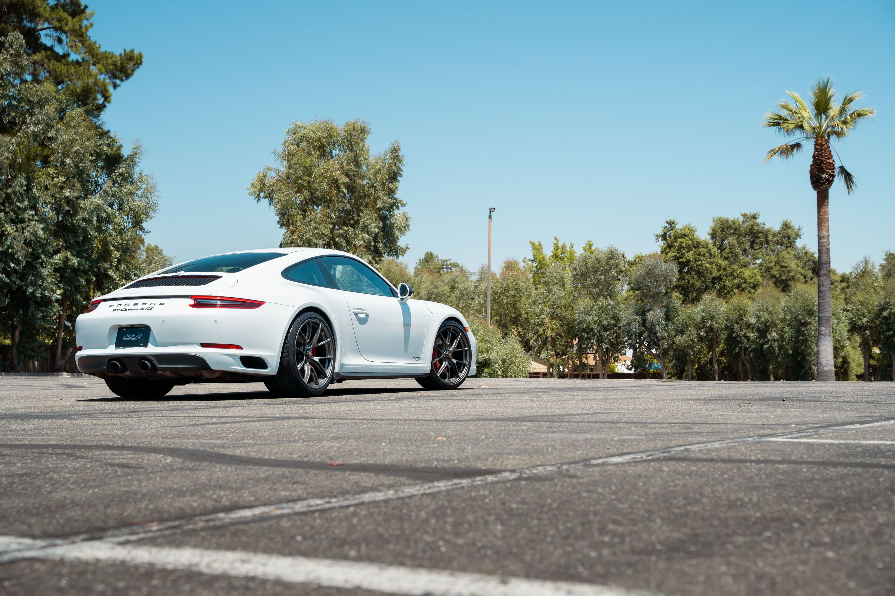 White Porsche 911 991.2 Carrera GTS with 20" VS-5RS Apex wheels in Anthracite