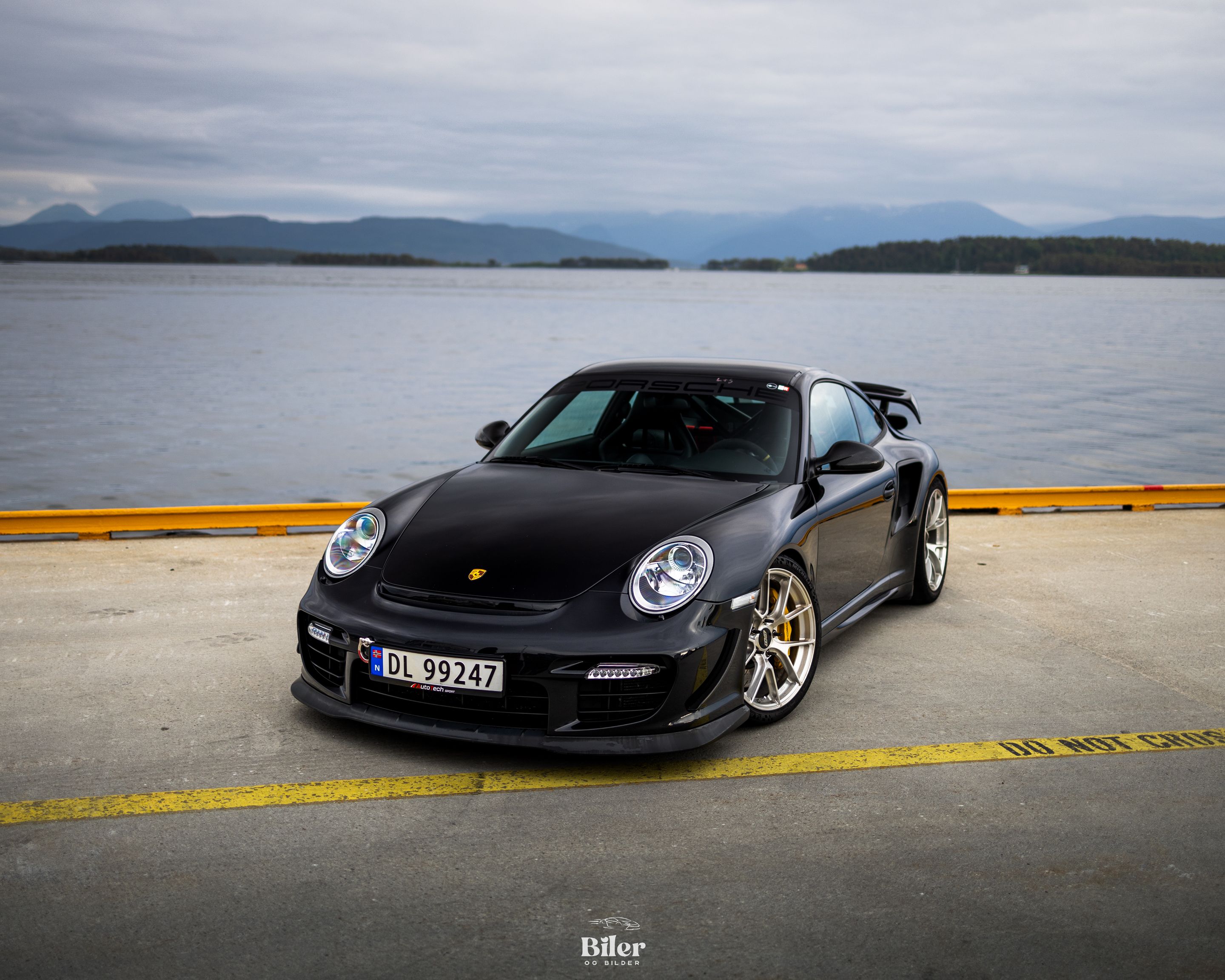 Black Porsche 911 997 GT2 with 19" VS-5RS Apex wheels in Brushed Clear