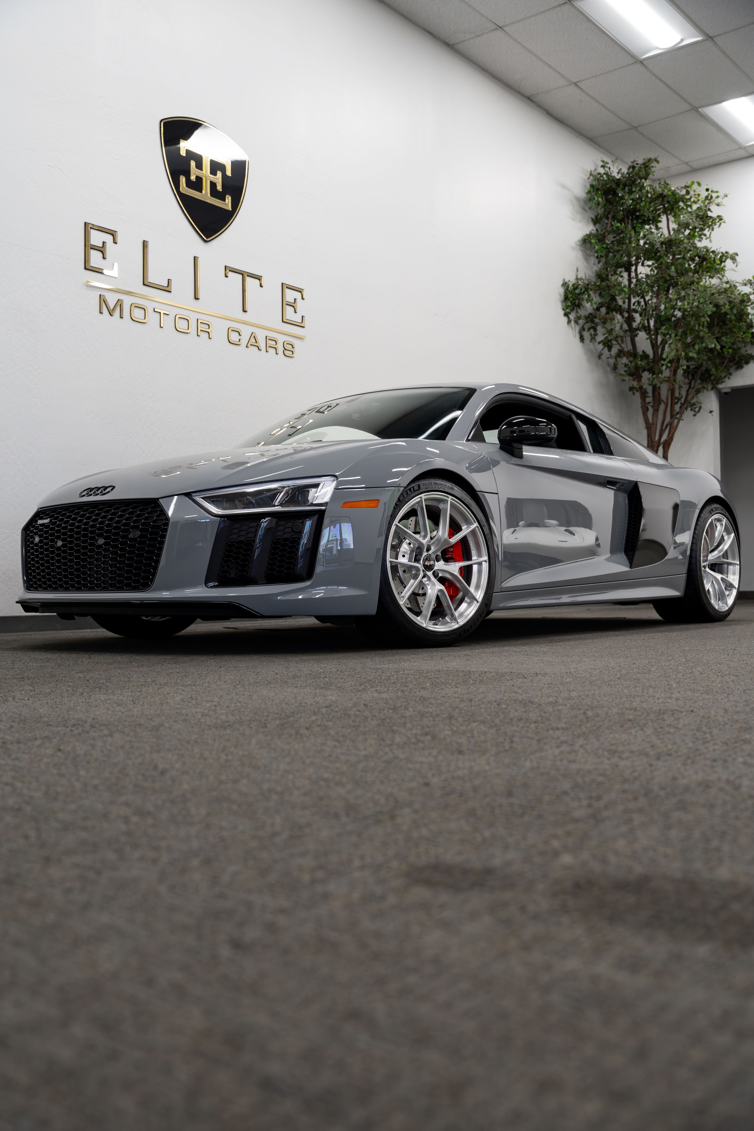 Grey Audi Gen 2 R8 with 19"/20" VS-5RS Apex wheels in Brushed Clear