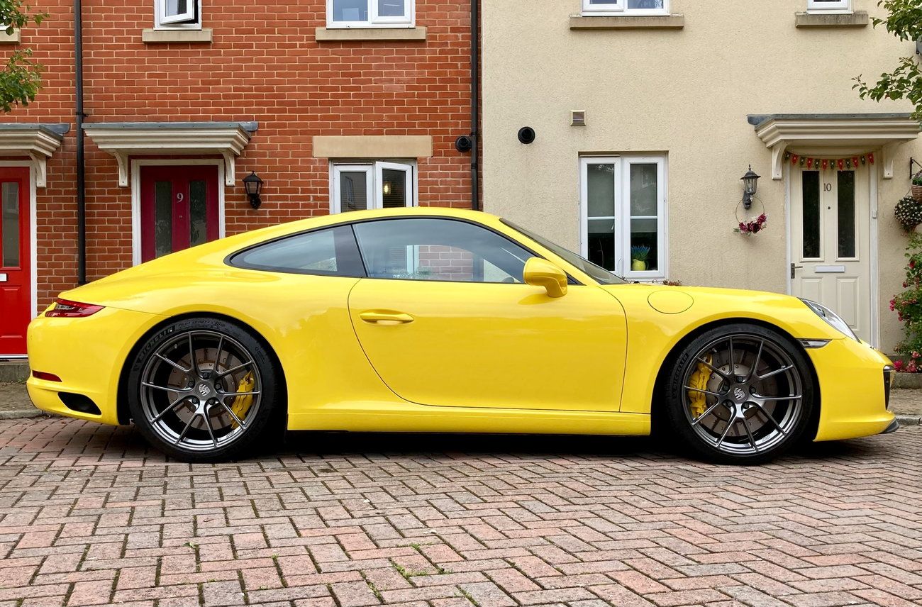 Yellow Porsche 911 991.2 Carrera T with 20" VS-5RS Apex wheels in Anthracite