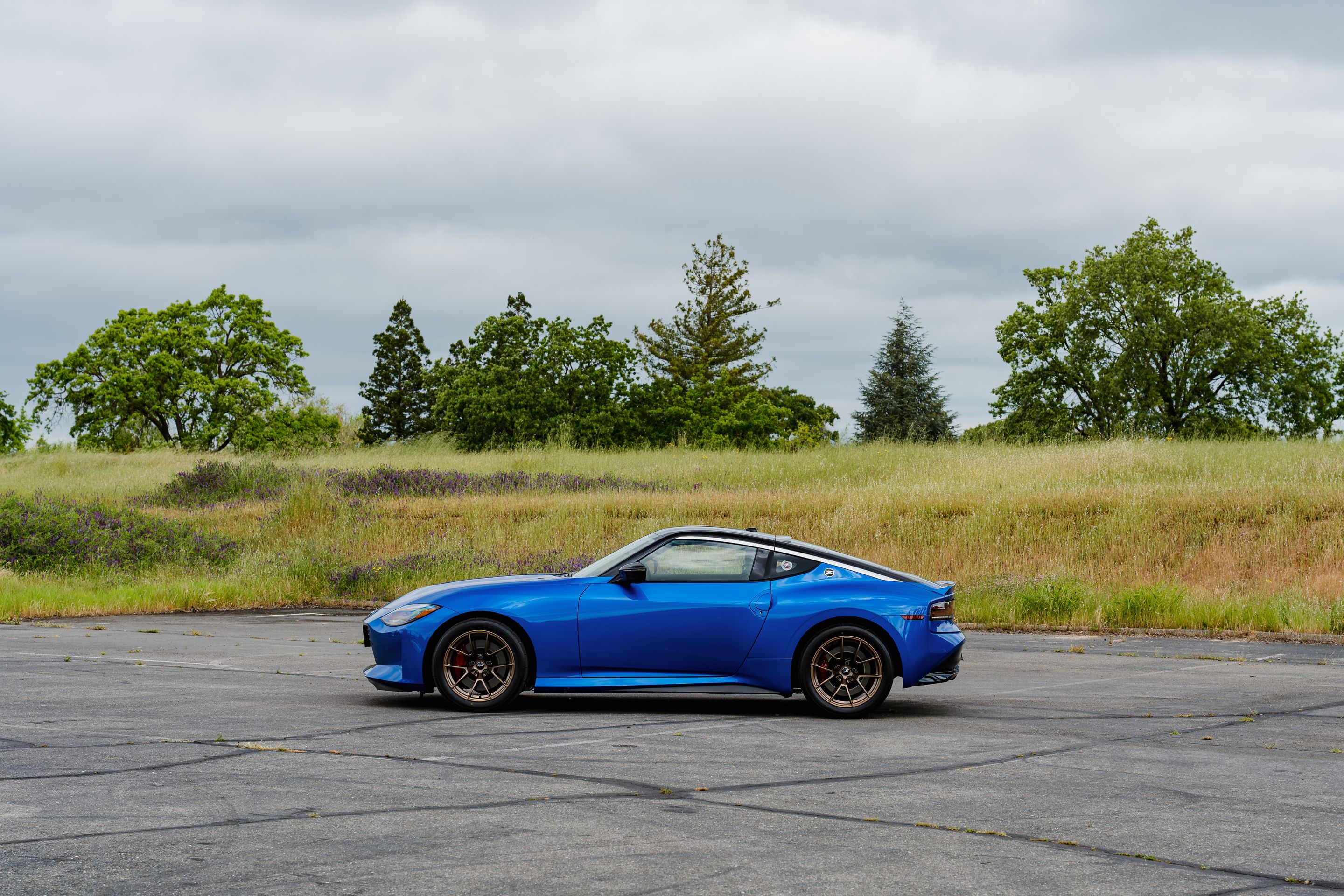 Blue Nissan Z with 18" VS-5RS Apex wheels in Satin Bronze
