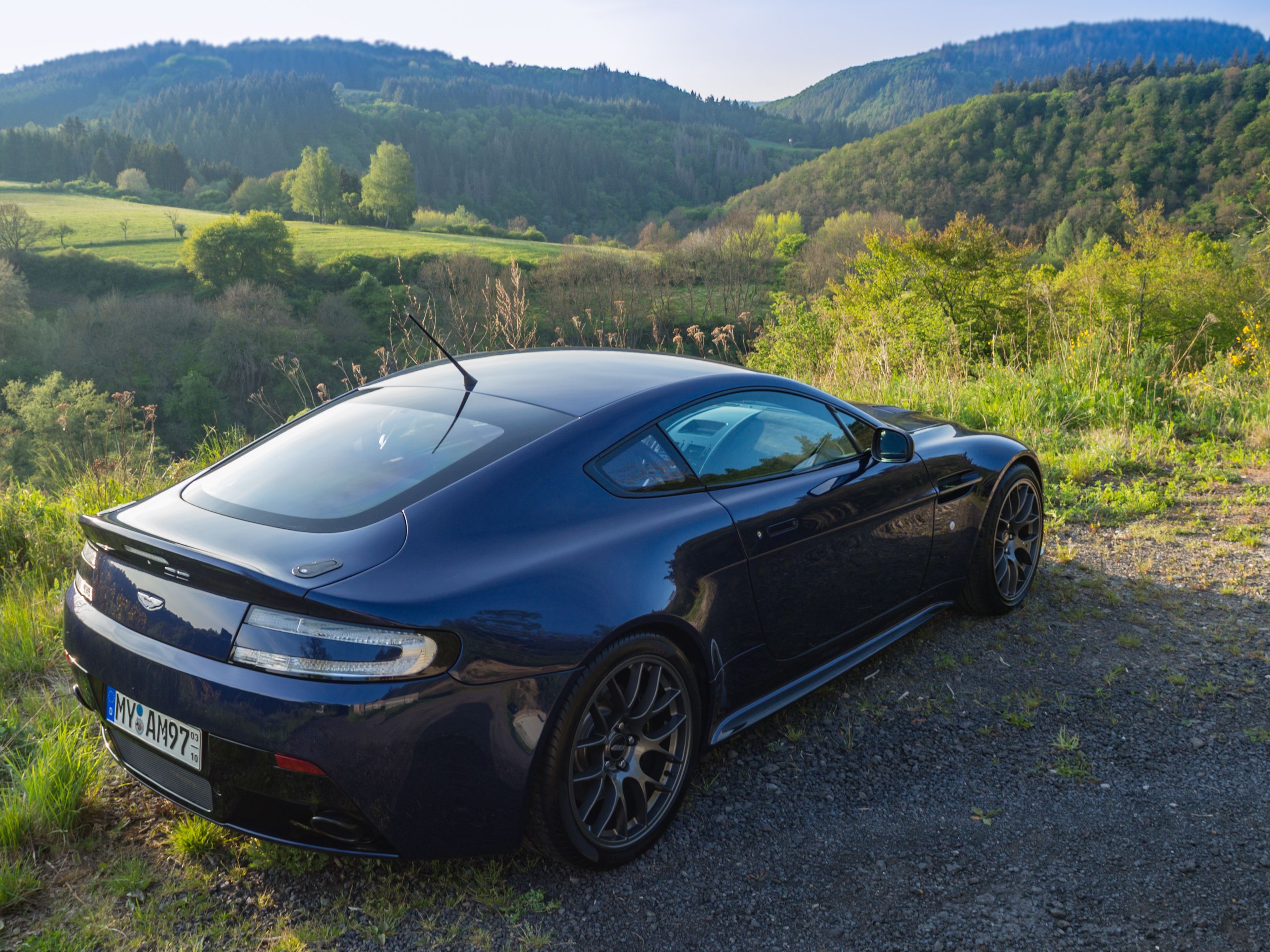 Blue Aston Martin V8/V12 Vantage with 19" EC-7 Apex wheels in Anthracite