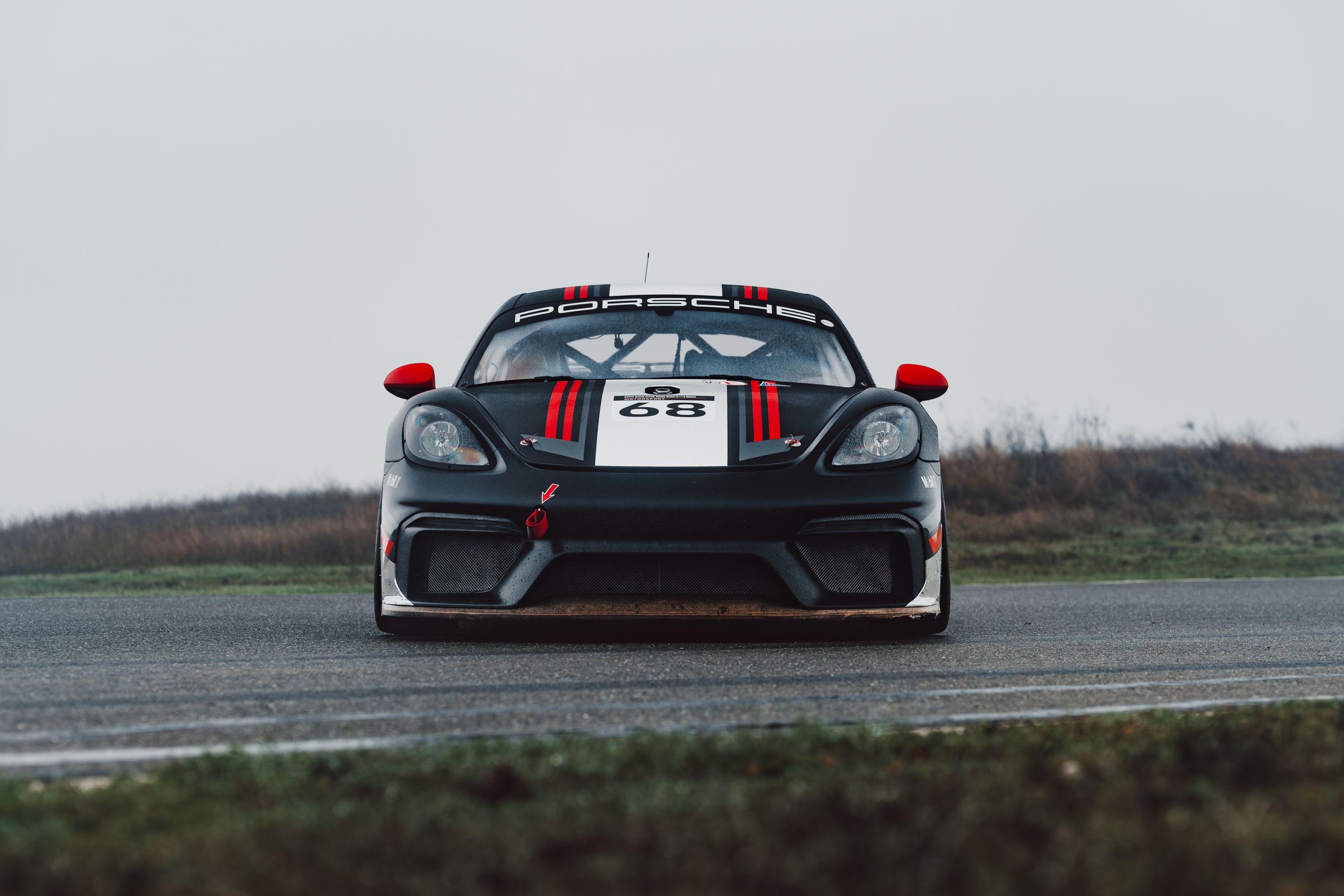 Black Porsche 718 Cayman GT4 Clubsport with 18" VS-5RE Apex wheels in Anthracite
