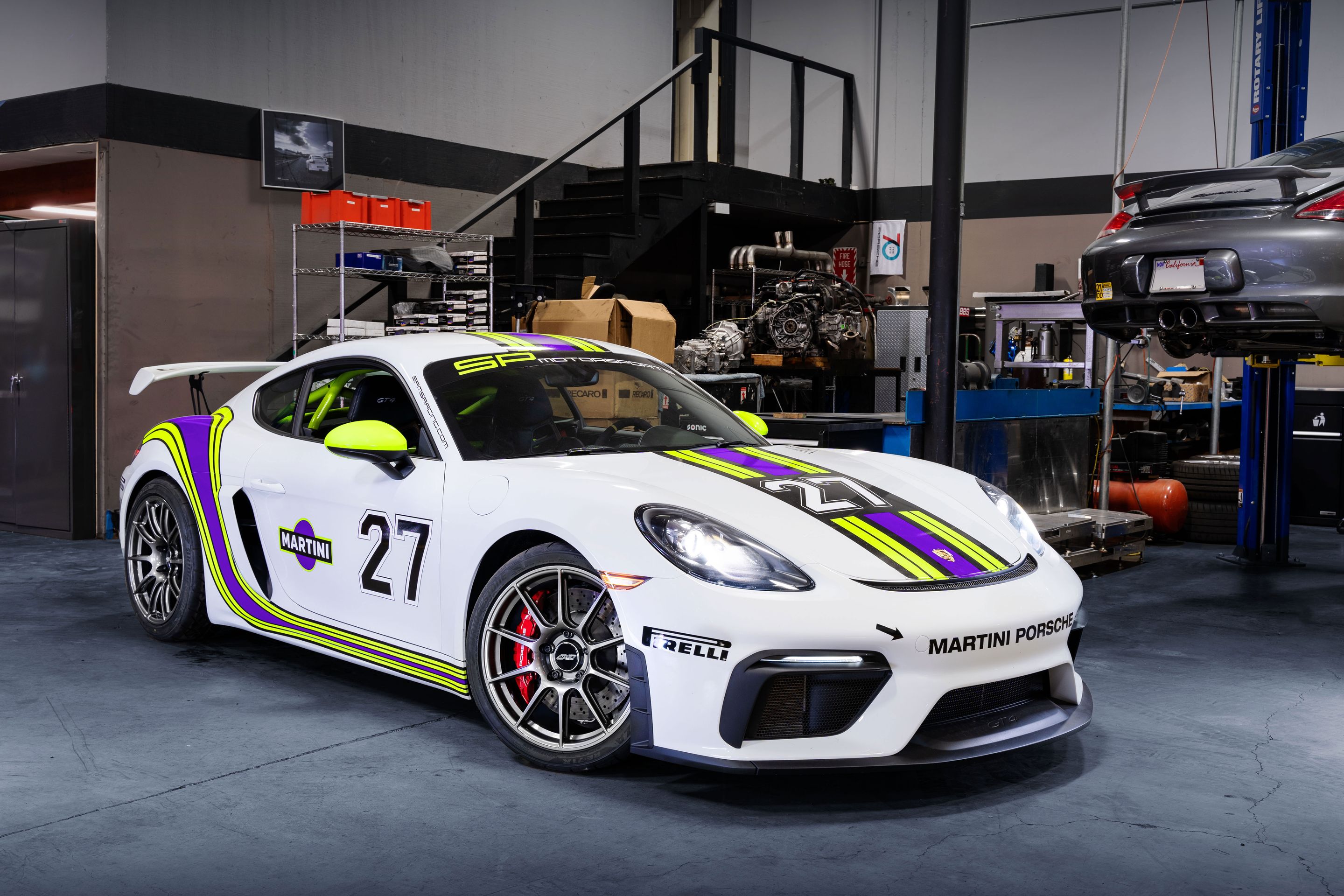 White Porsche 718 Cayman GT4 with 19" SM-10 Apex wheels in Anthracite