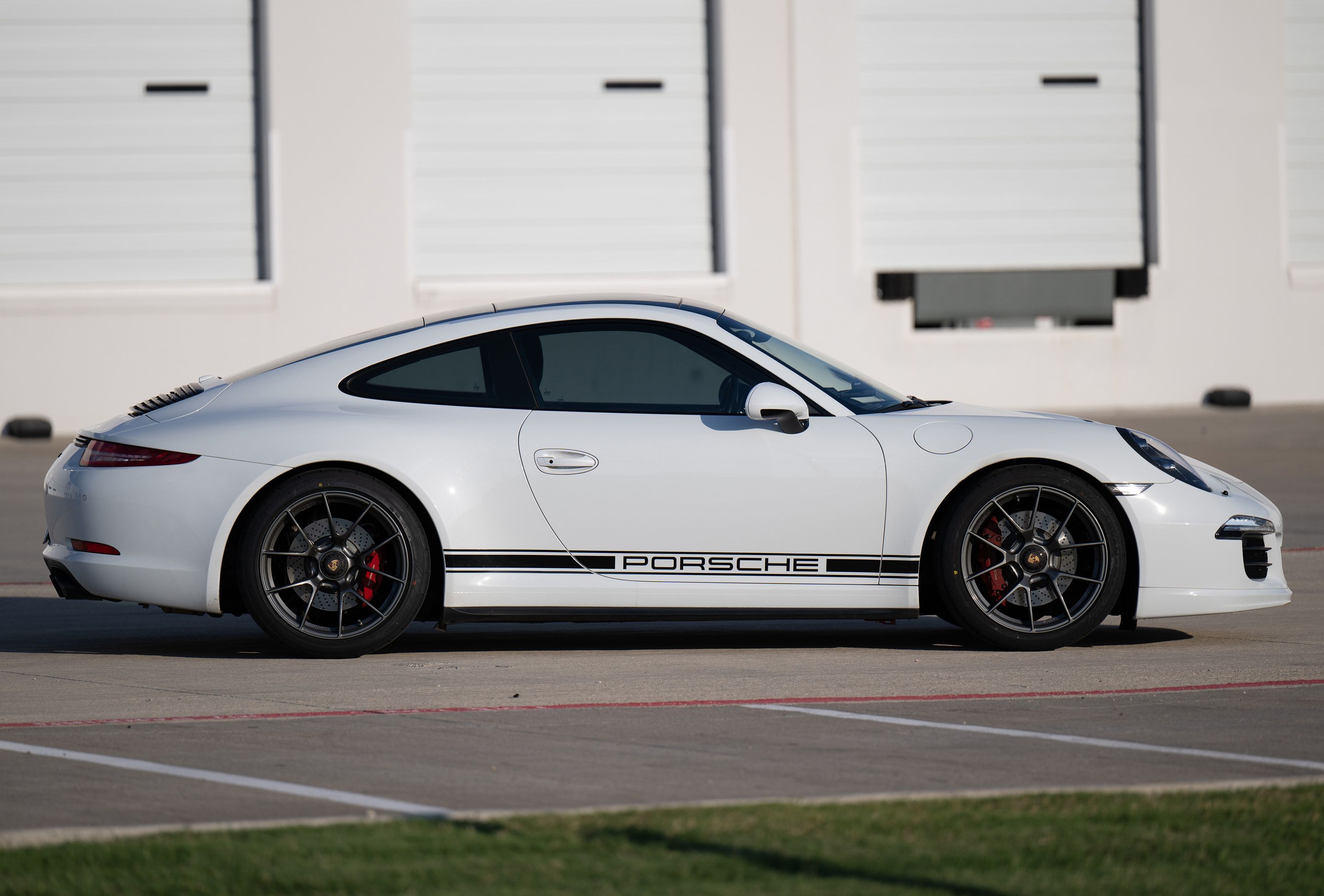 White Porsche 911 991.1 Carrera GTS with 19" VS-5RS Apex wheels in Anthracite