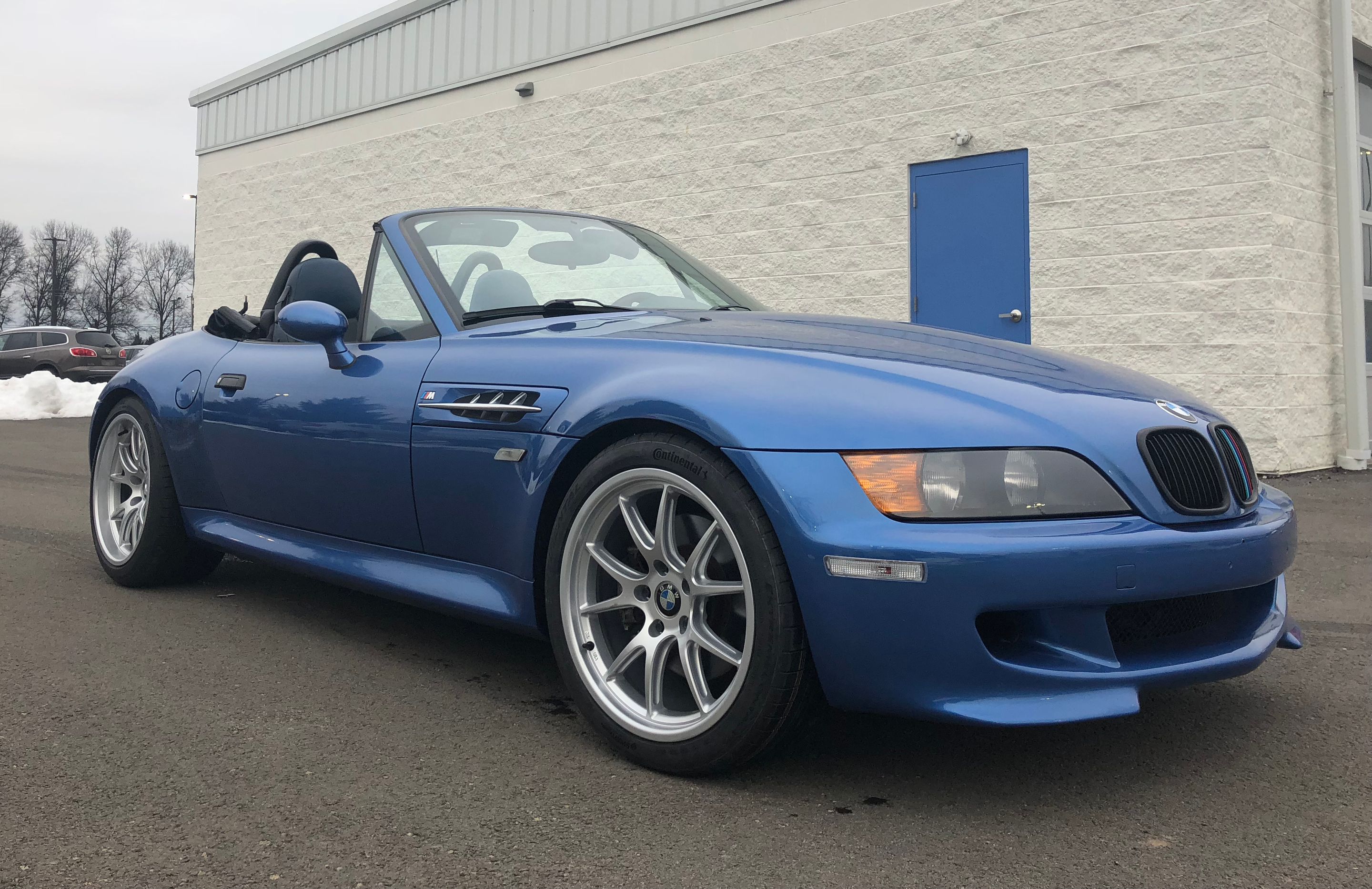Blue BMW E36/7 Roadster Z3 M with 18" FL-5 Apex wheels in Race Silver
