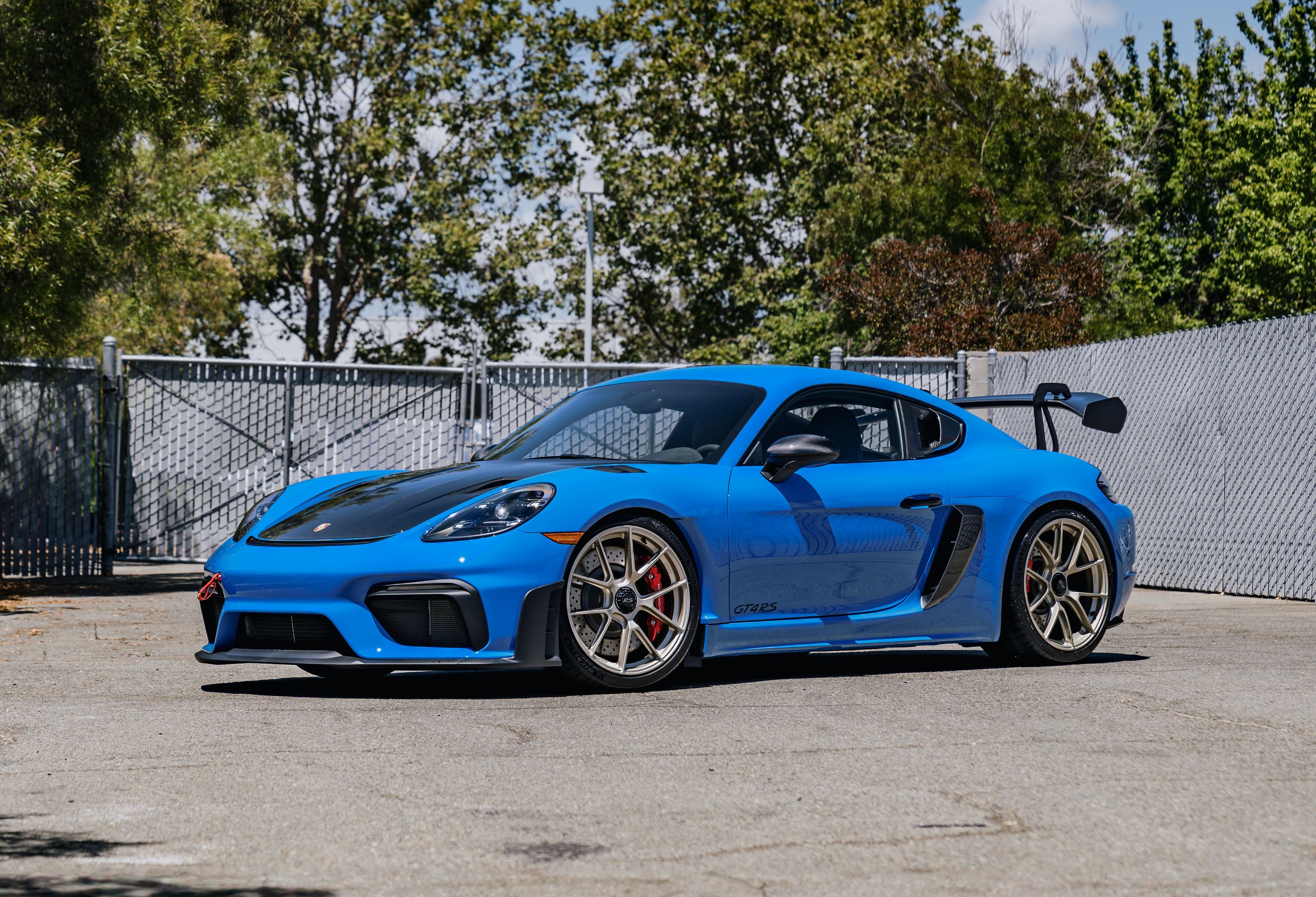 Blue Porsche 718 Cayman GT4 RS with 20" VS-5RS Apex wheels in Motorsport Gold