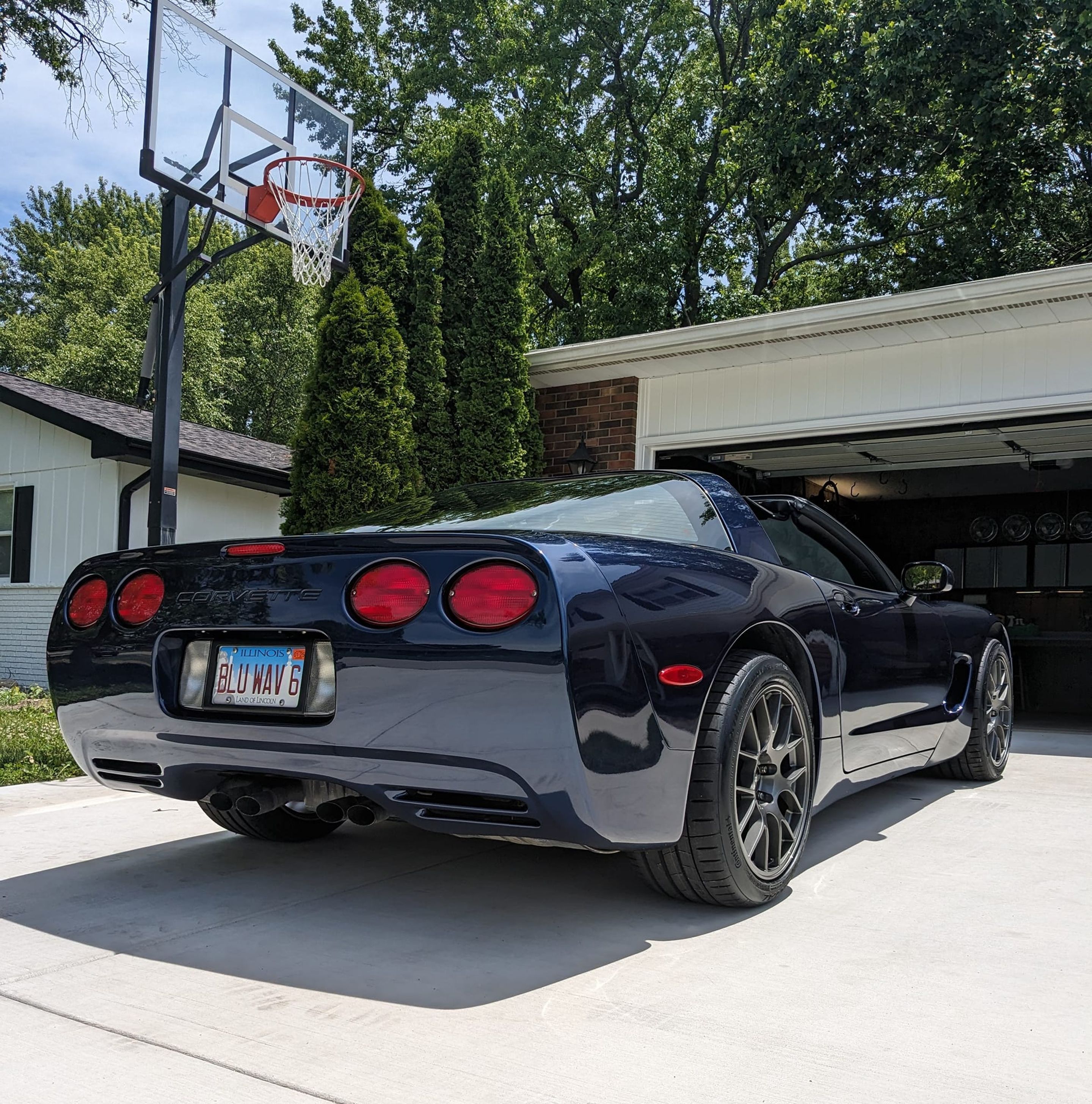 Blue Chevrolet C5 Corvette Base/Z51 with 18" EC-7 Apex wheels in Anthracite