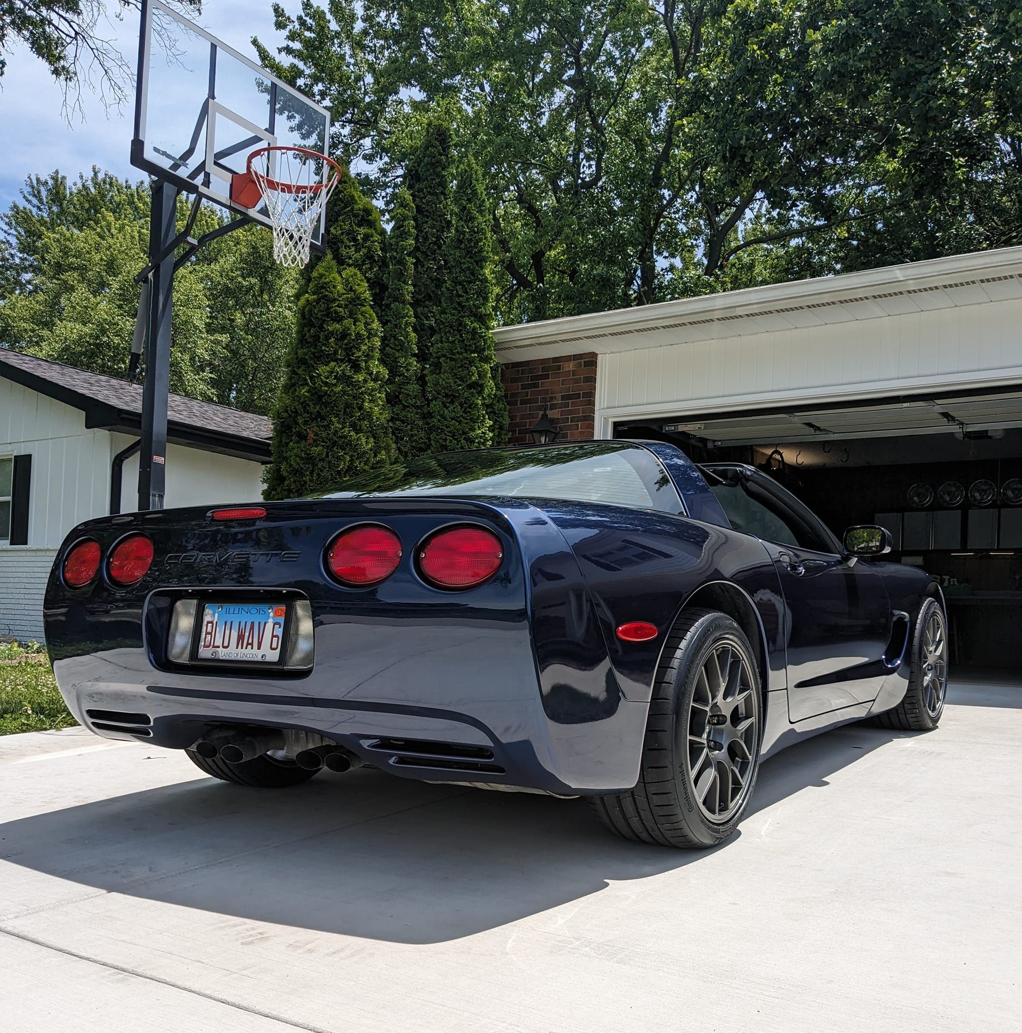 Blue Chevrolet C5 Corvette Base/Z51 with 18" EC-7 Apex wheels in Anthracite