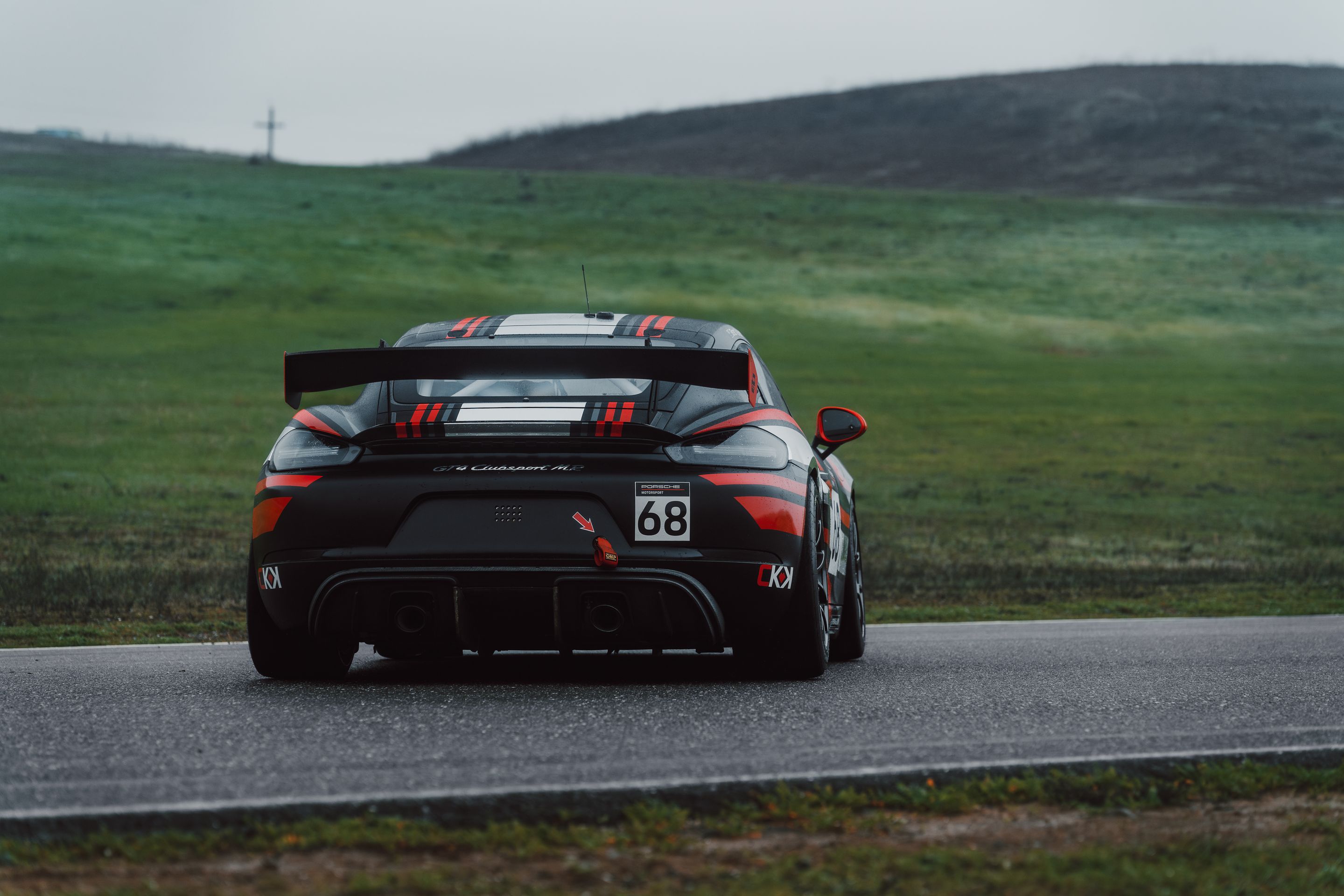 Black Porsche 718 Cayman GT4 Clubsport with 18" VS-5RE Apex wheels in Anthracite
