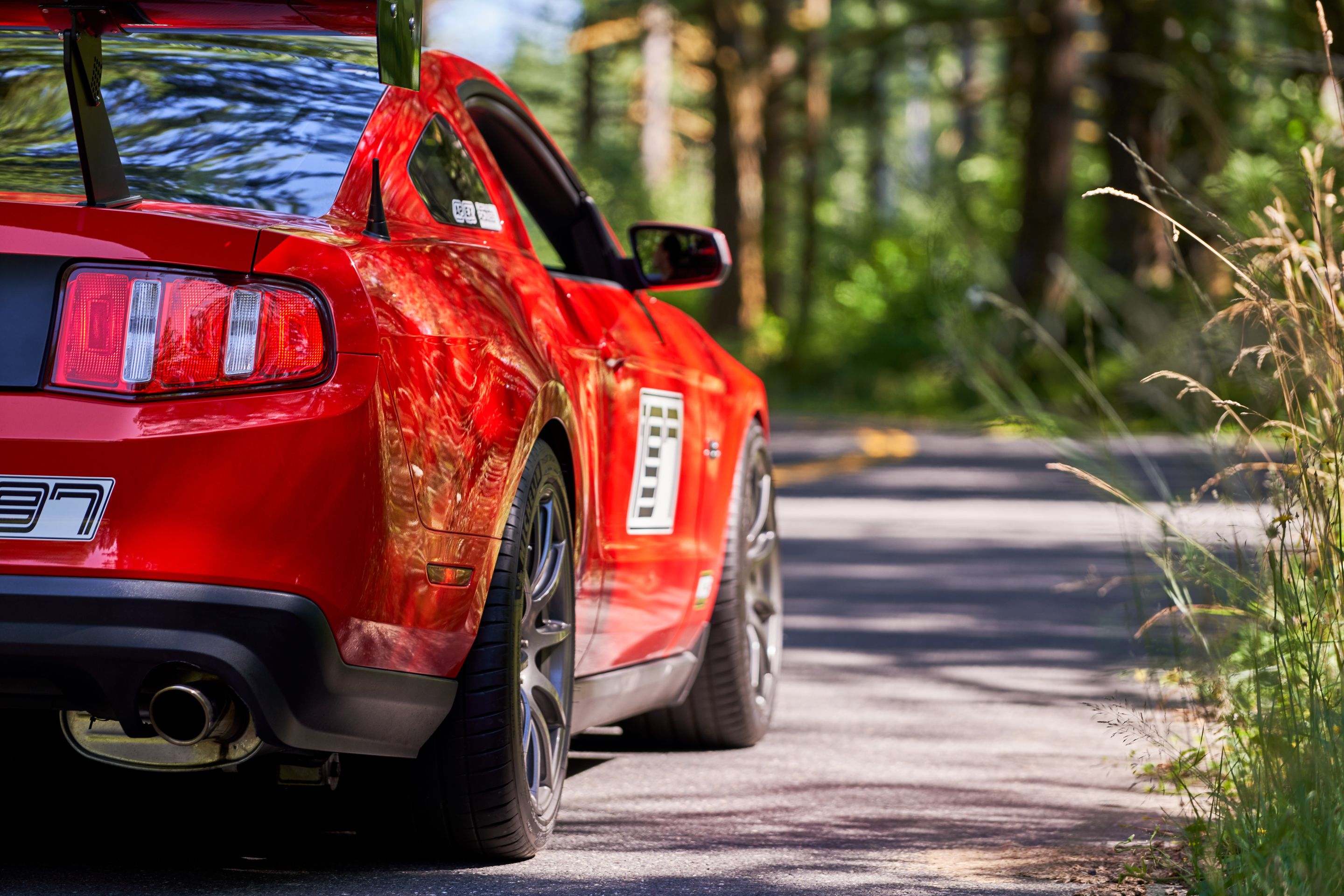Red Ford S197 Mustang GT with 19" SM-10 Apex wheels in Anthracite