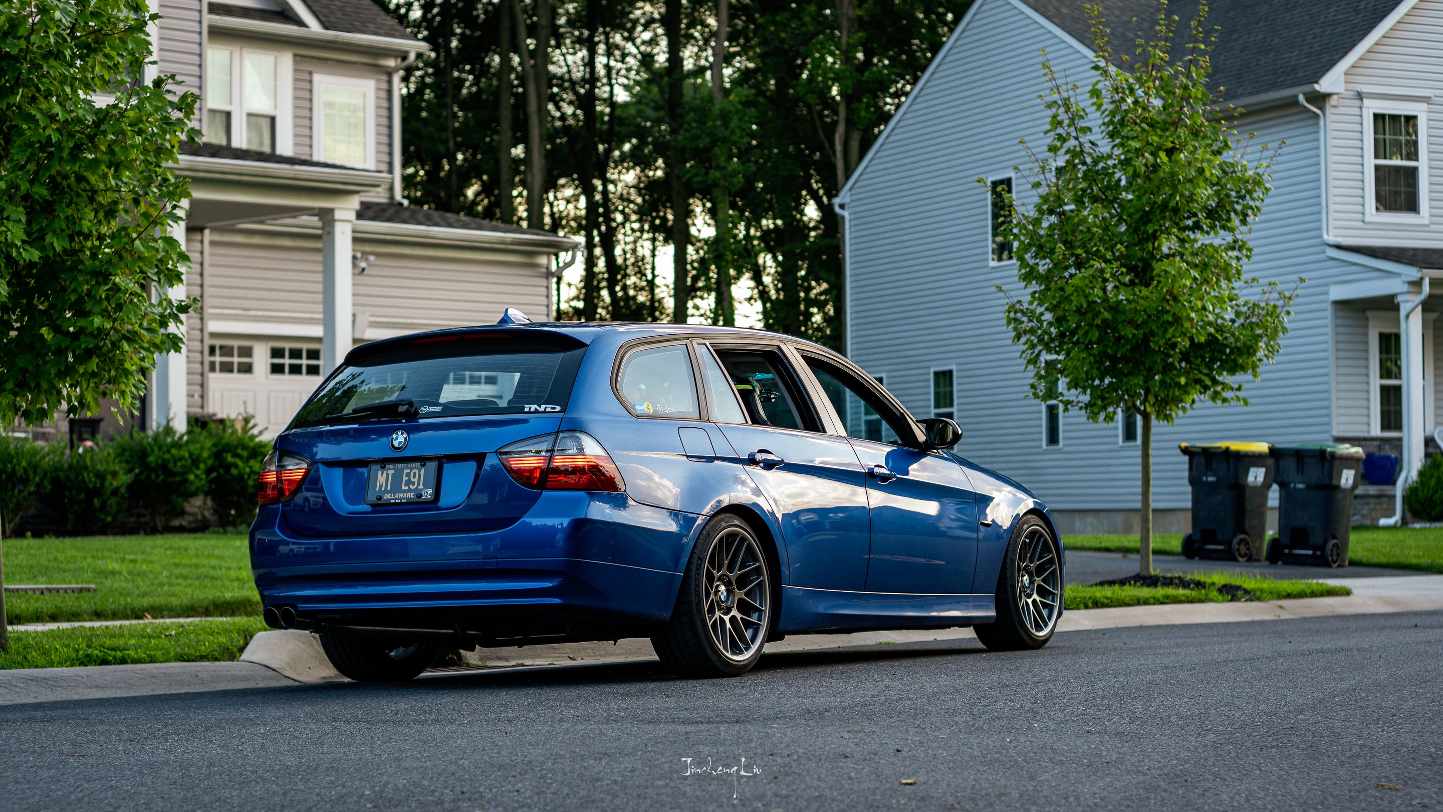 Blue BMW E91 Wagon 3 Series with 18" ARC-8 Apex wheels in Anthracite