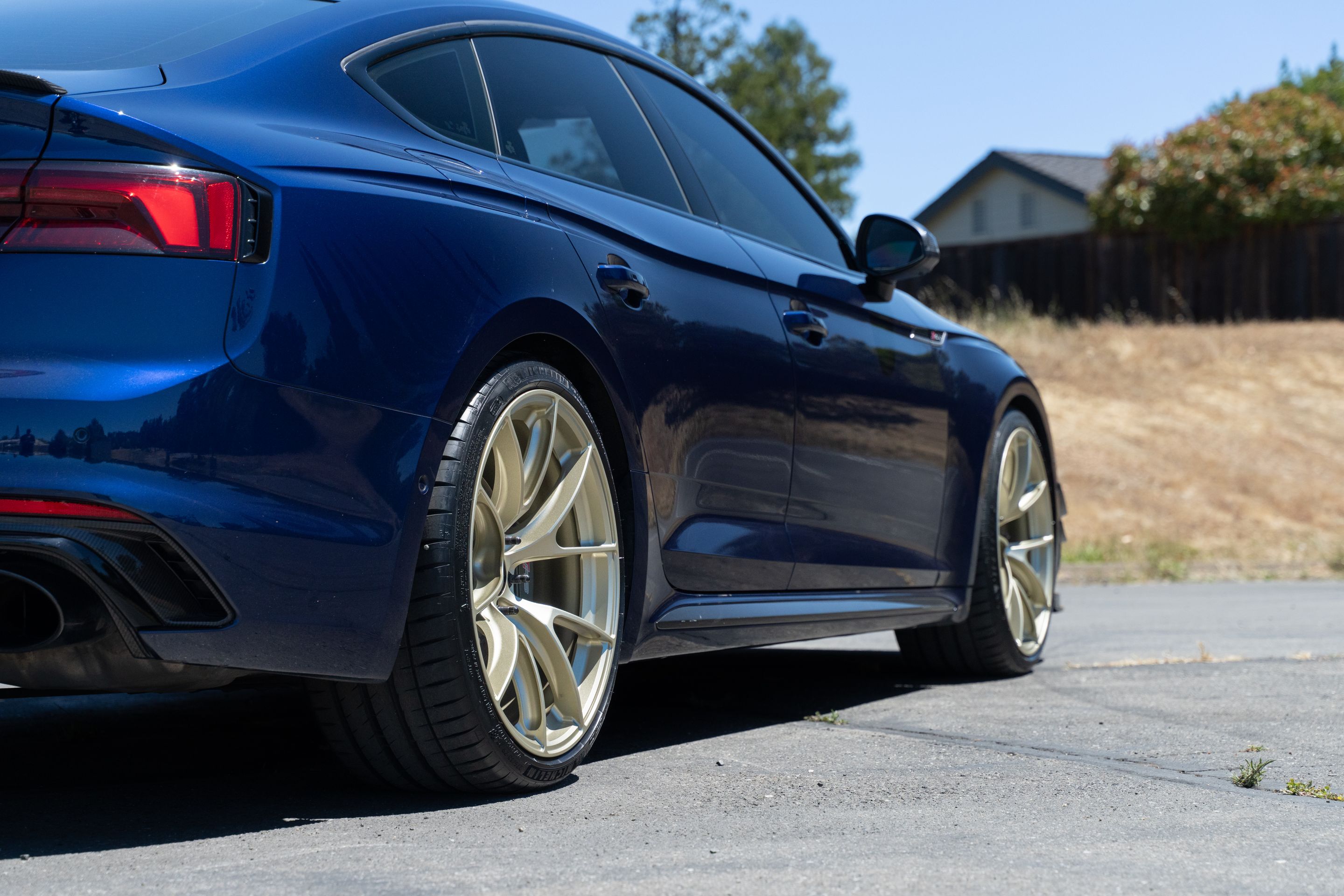 Blue Audi B9 RS 5 Sportback with 20" VS-5RS Apex wheels in Motorsport Gold