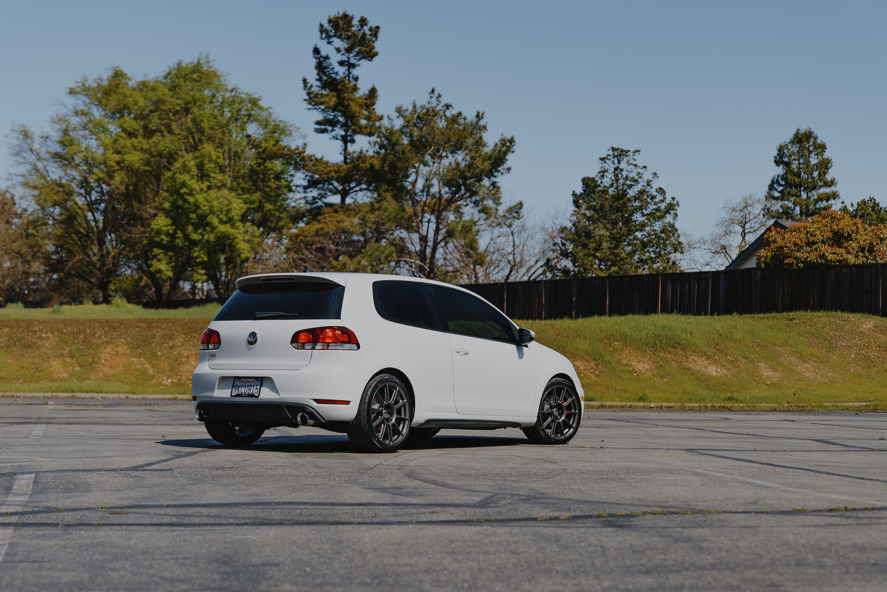 White VW MK6 GTI with 18" SM-10 Apex wheels in Anthracite