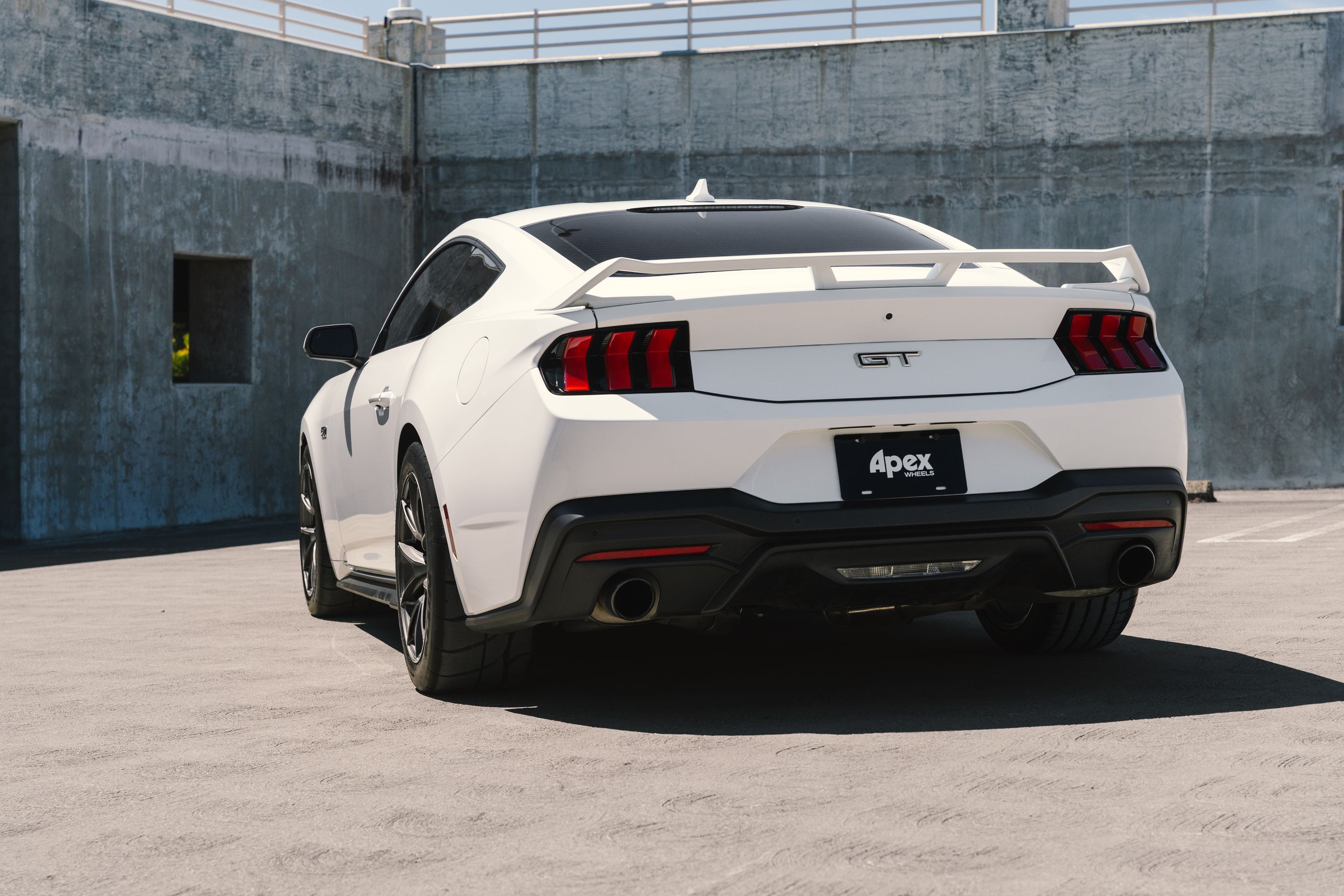 White Ford S650 Mustang GT with 18" VS-5 Apex wheels in Anthracite
