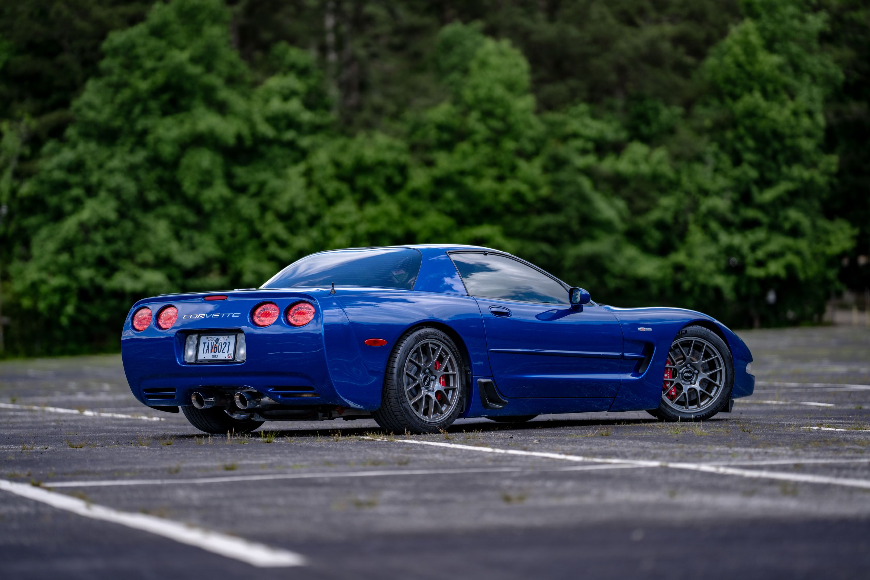Blue Chevrolet C5 Corvette Z06 with 18" EC-7 Apex wheels in Anthracite