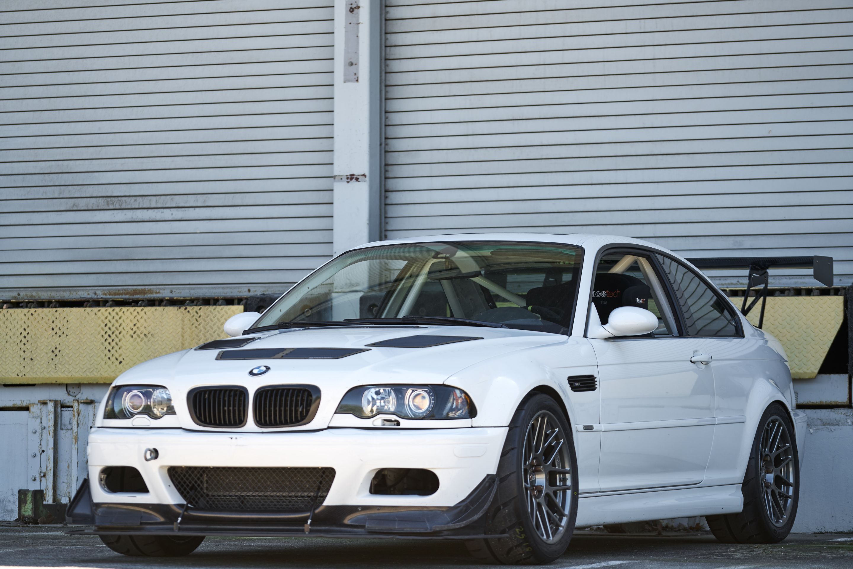 White BMW E46 M3 with 18" ARC-8R Apex wheels in Anthracite