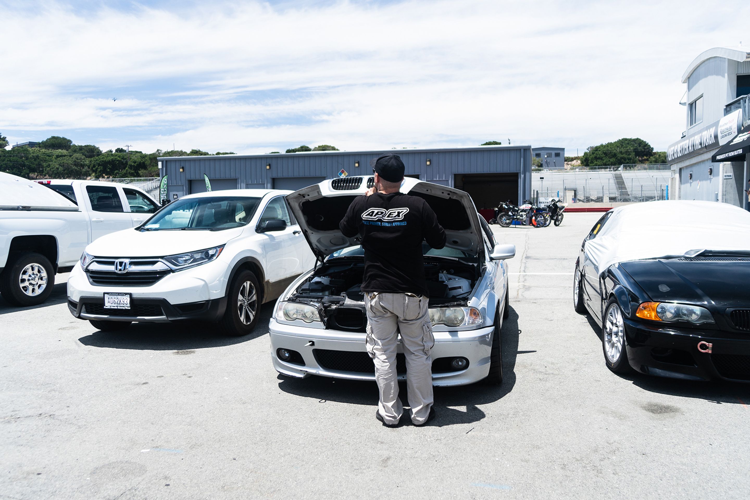 White Porsche 911 996 GT2 with 20" FL-5 Apex wheels in Brushed Clear