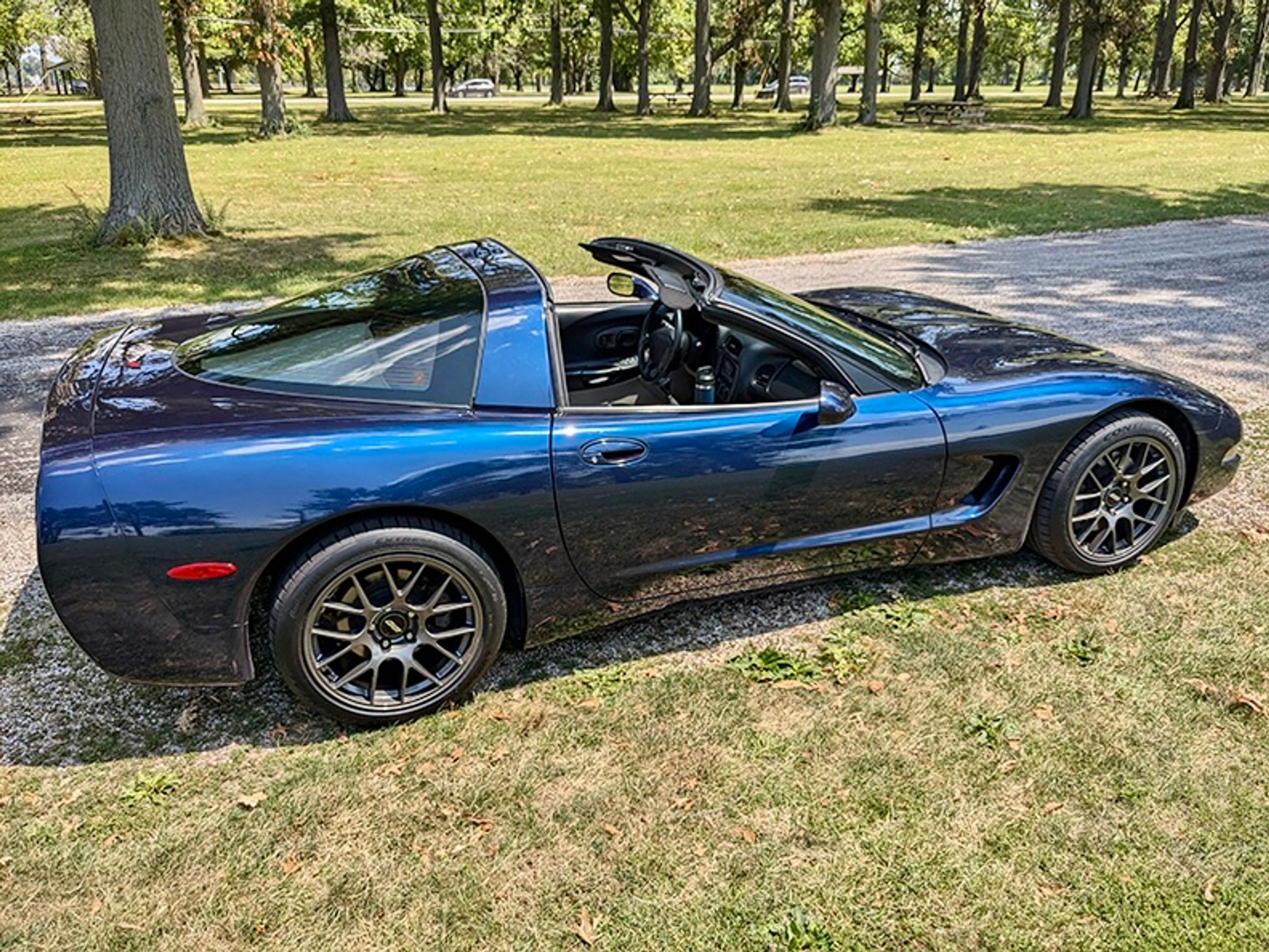 Blue Chevrolet C5 Corvette Base/Z51 with 18" EC-7 Apex wheels in Anthracite