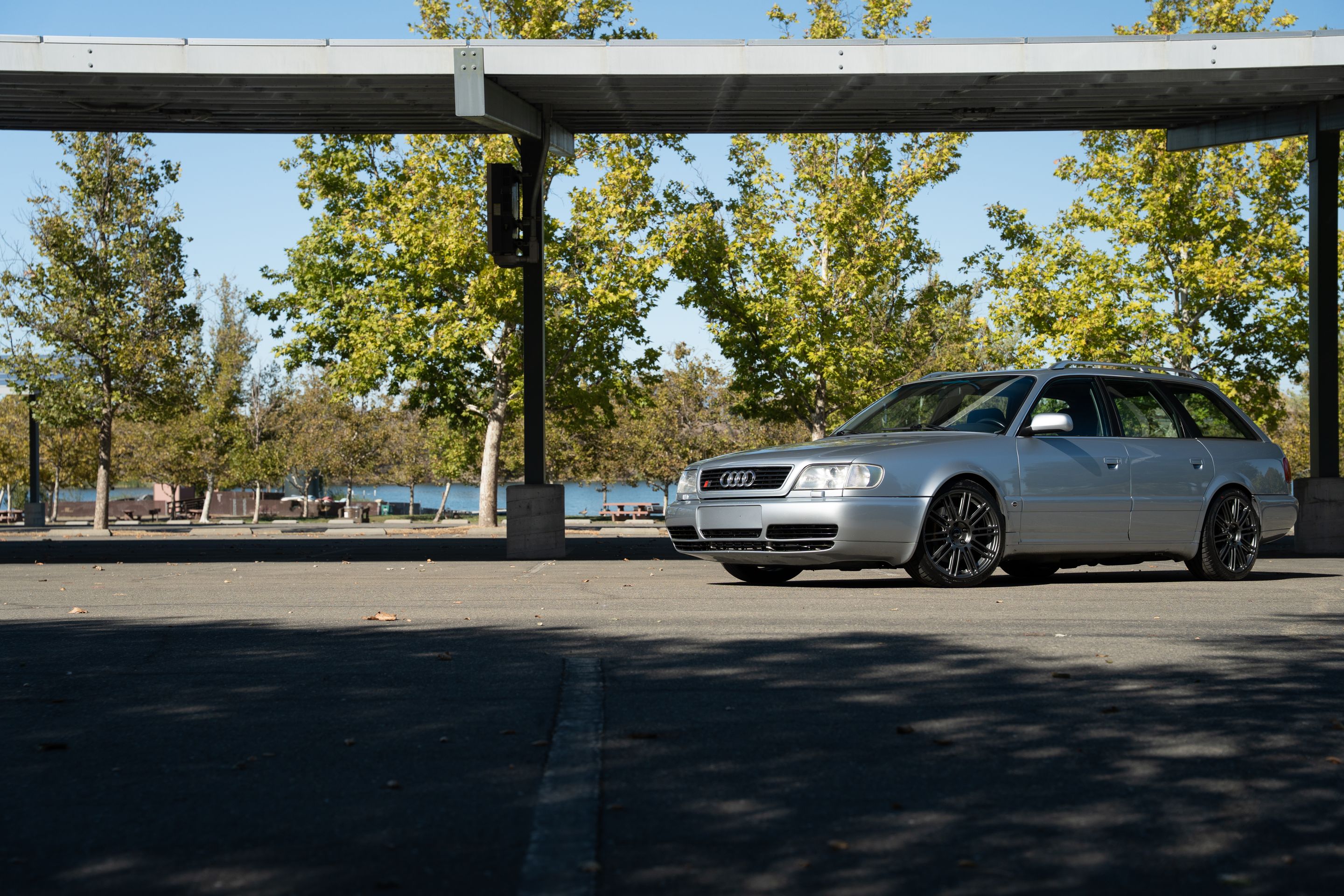 Silver Audi C4 S6 Avant/Wagon with 18" TC-10RT Apex wheels in Anthracite