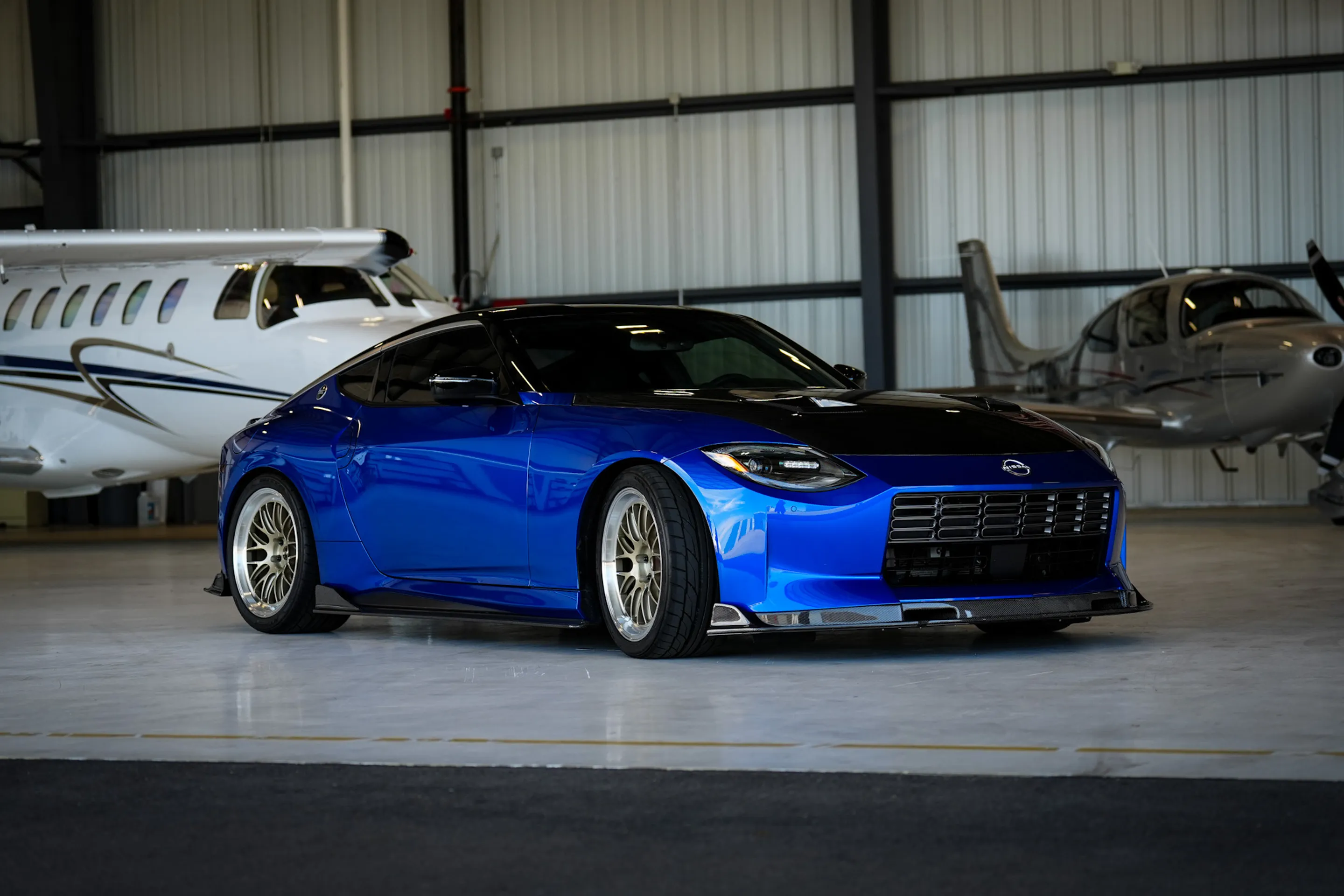 Blue Nissan Z with 19" ML-10RT Apex wheels in Machined Lip Gloss Motorsport Gold