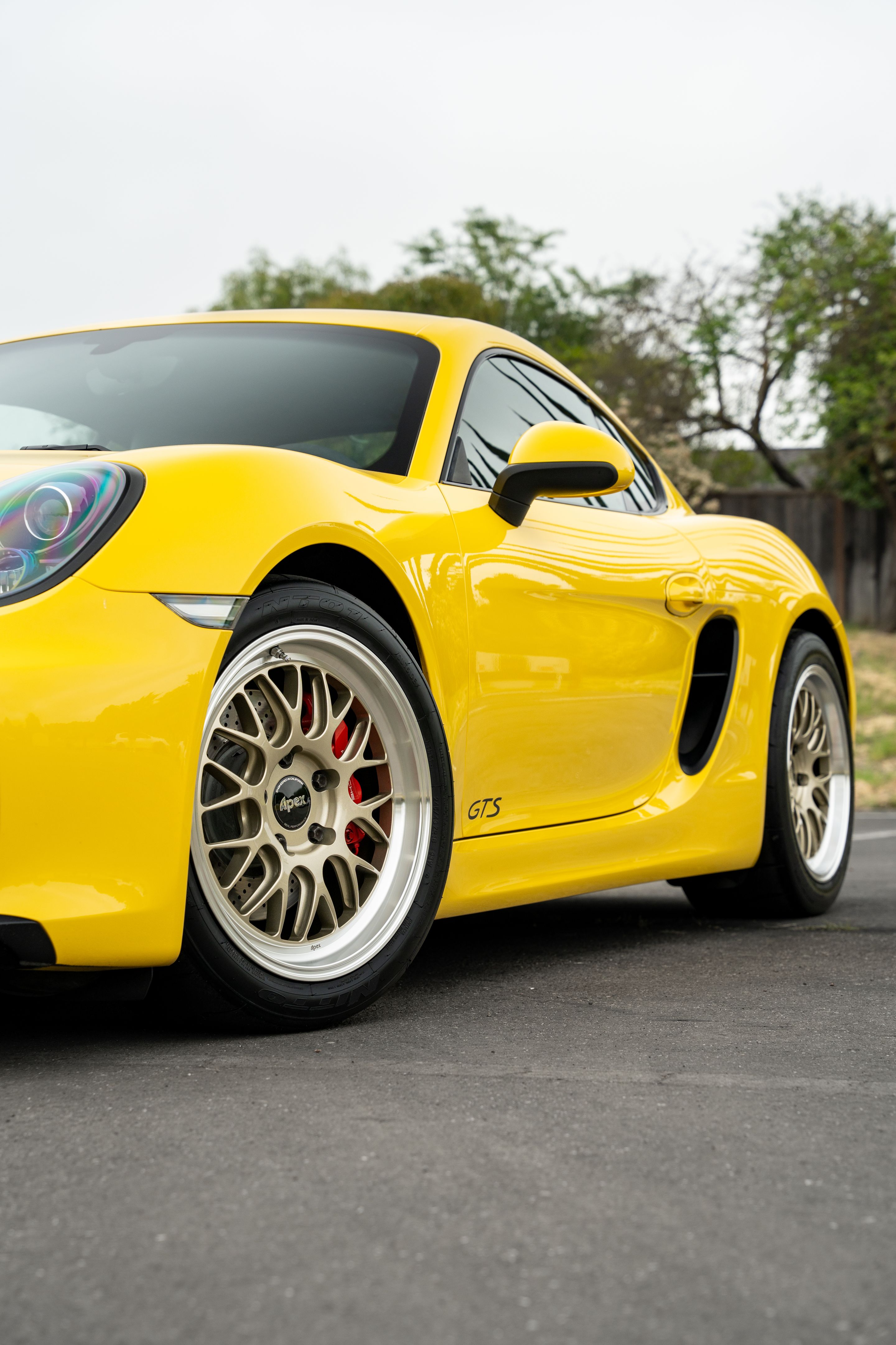 Yellow Porsche 981 Cayman GTS with 18" ML-10RT Apex wheels in Machined Lip Gloss Motorsport Gold