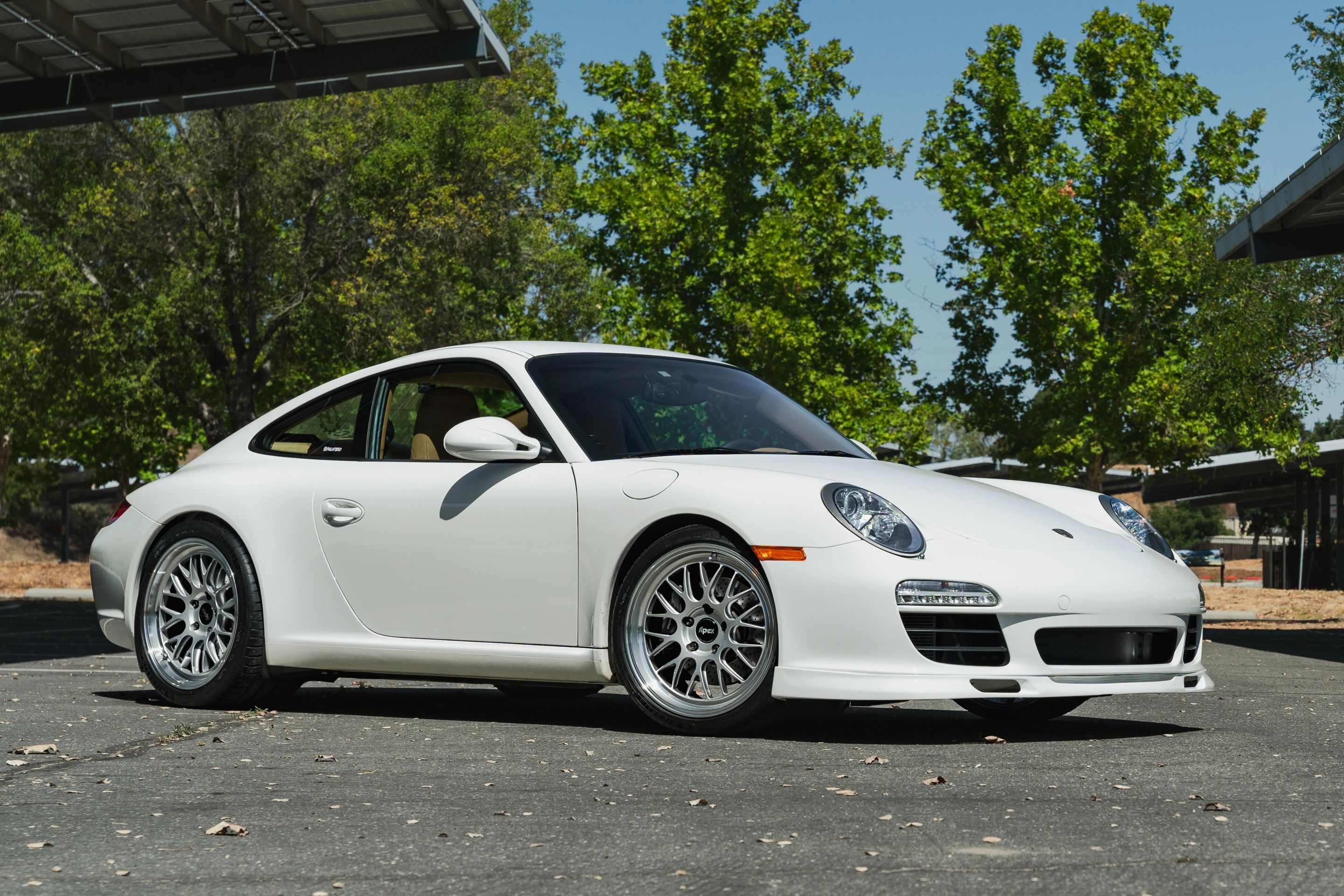 White Porsche 911 997 Carrera with 19" ML-10RT Apex wheels in Machined Lip Race Silver