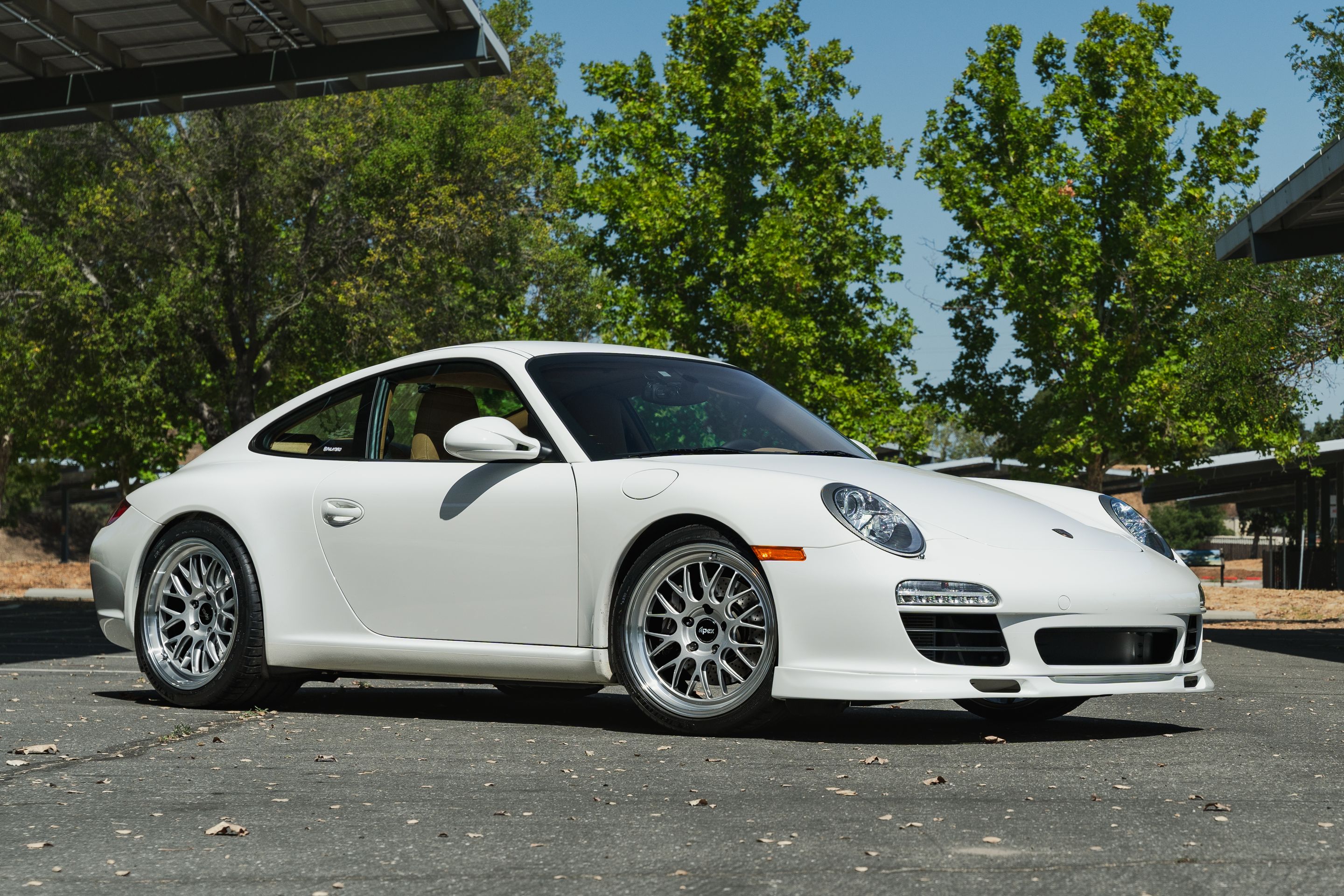 White Porsche 911 997 Carrera with 19" ML-10RT Apex wheels in Machined Lip Race Silver