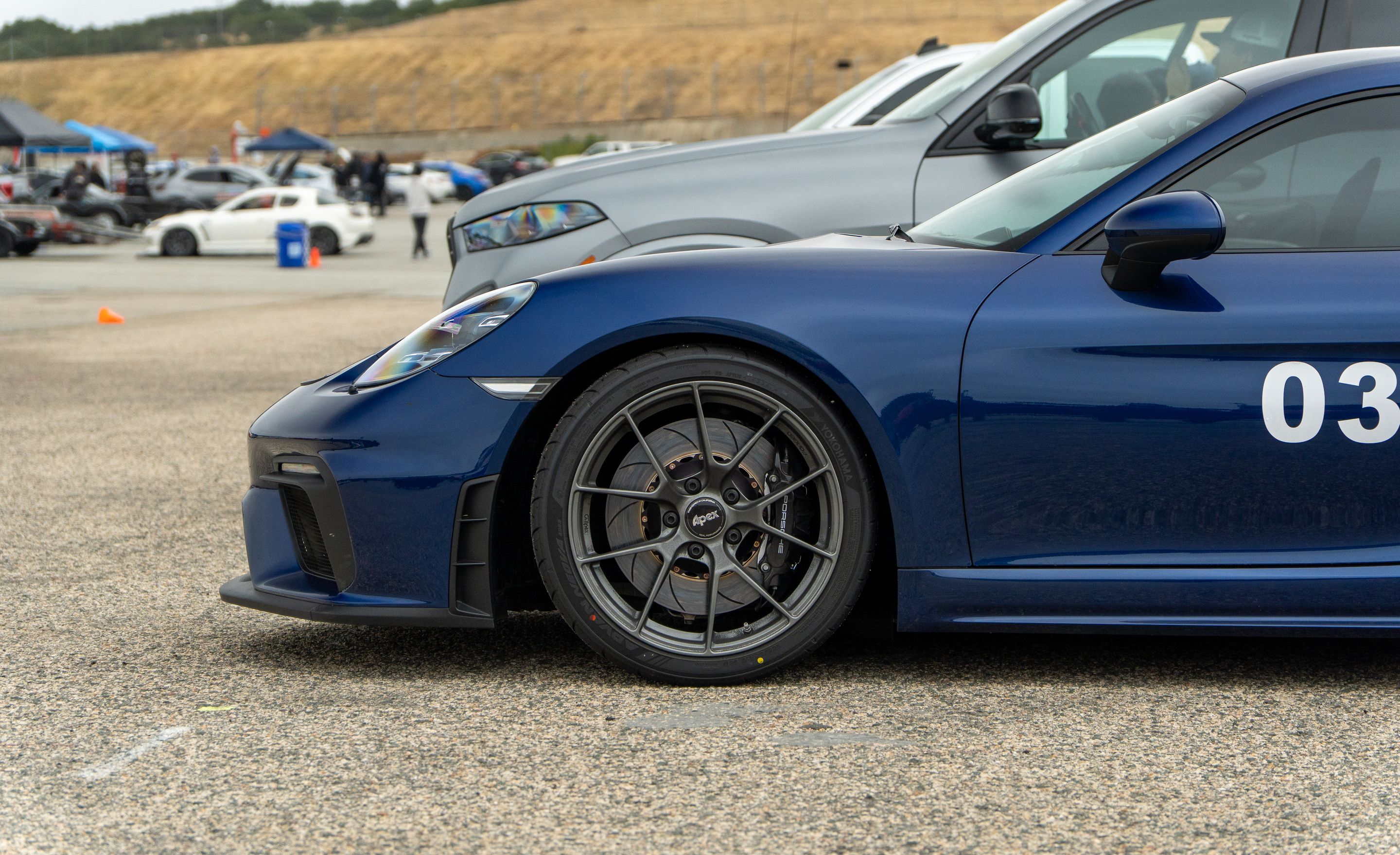 Blue Porsche 718 Cayman GT4 with 19" VS-5RS Apex wheels in Anthracite