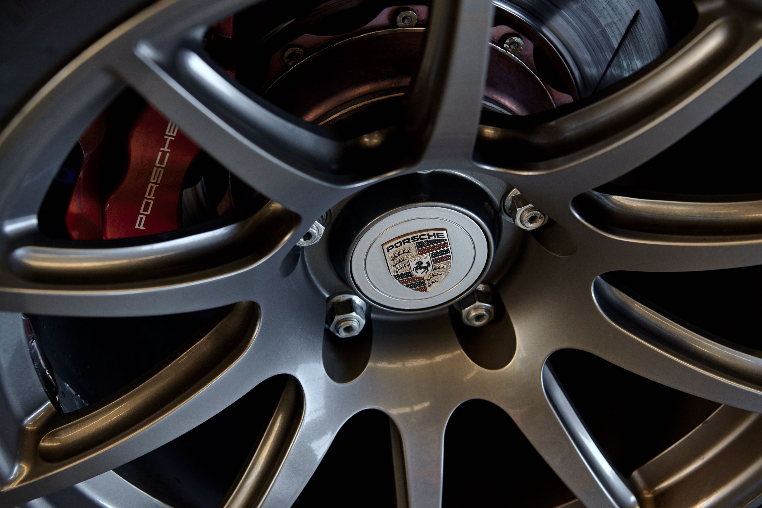 Grey Porsche 911 997 Carrera 4S with 18" SM-10 Apex wheels in Anthracite