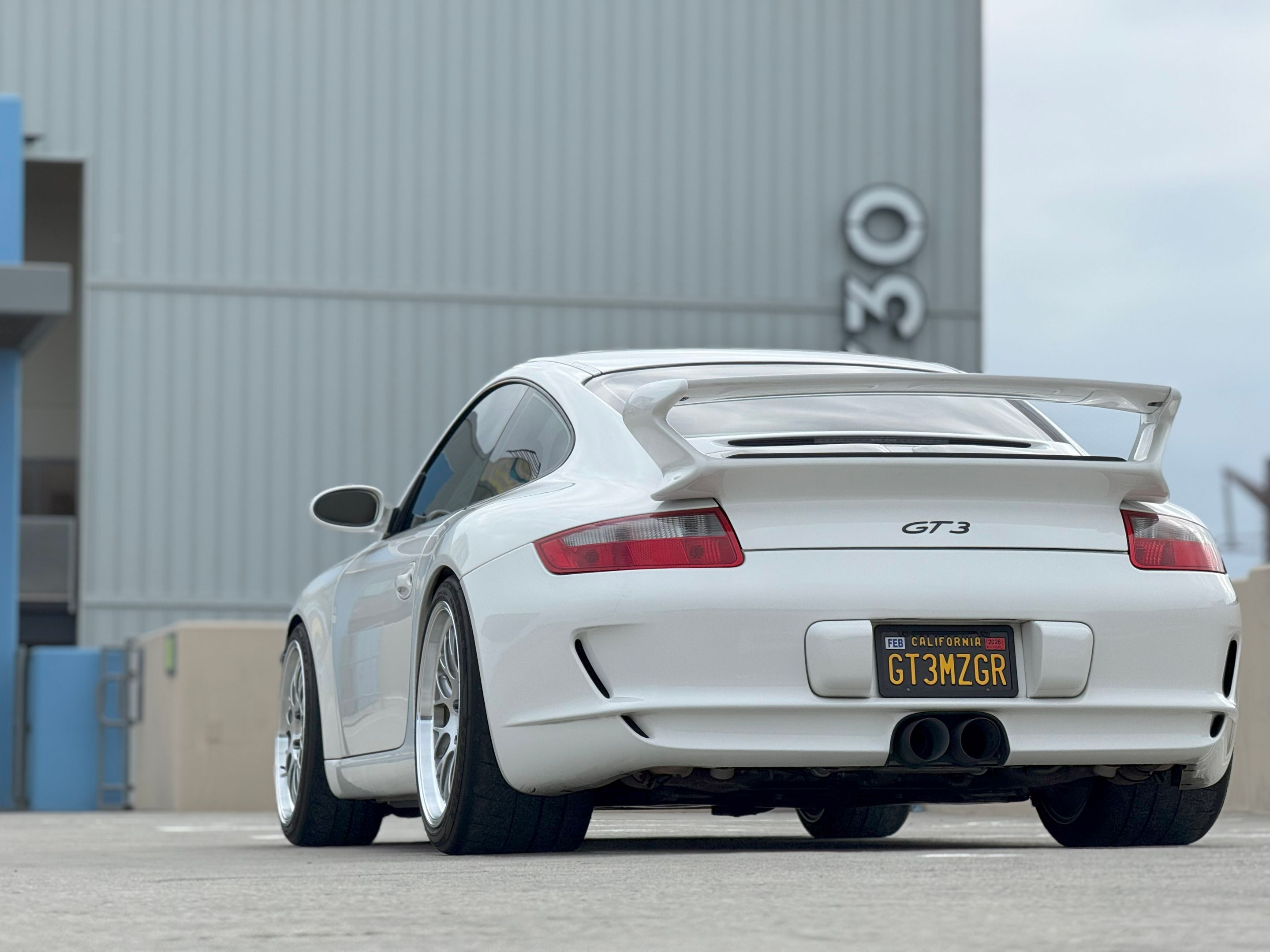 White Porsche 911 997 GT3 with 19" ML-10RT Apex wheels in Machined Lip Brushed Clear