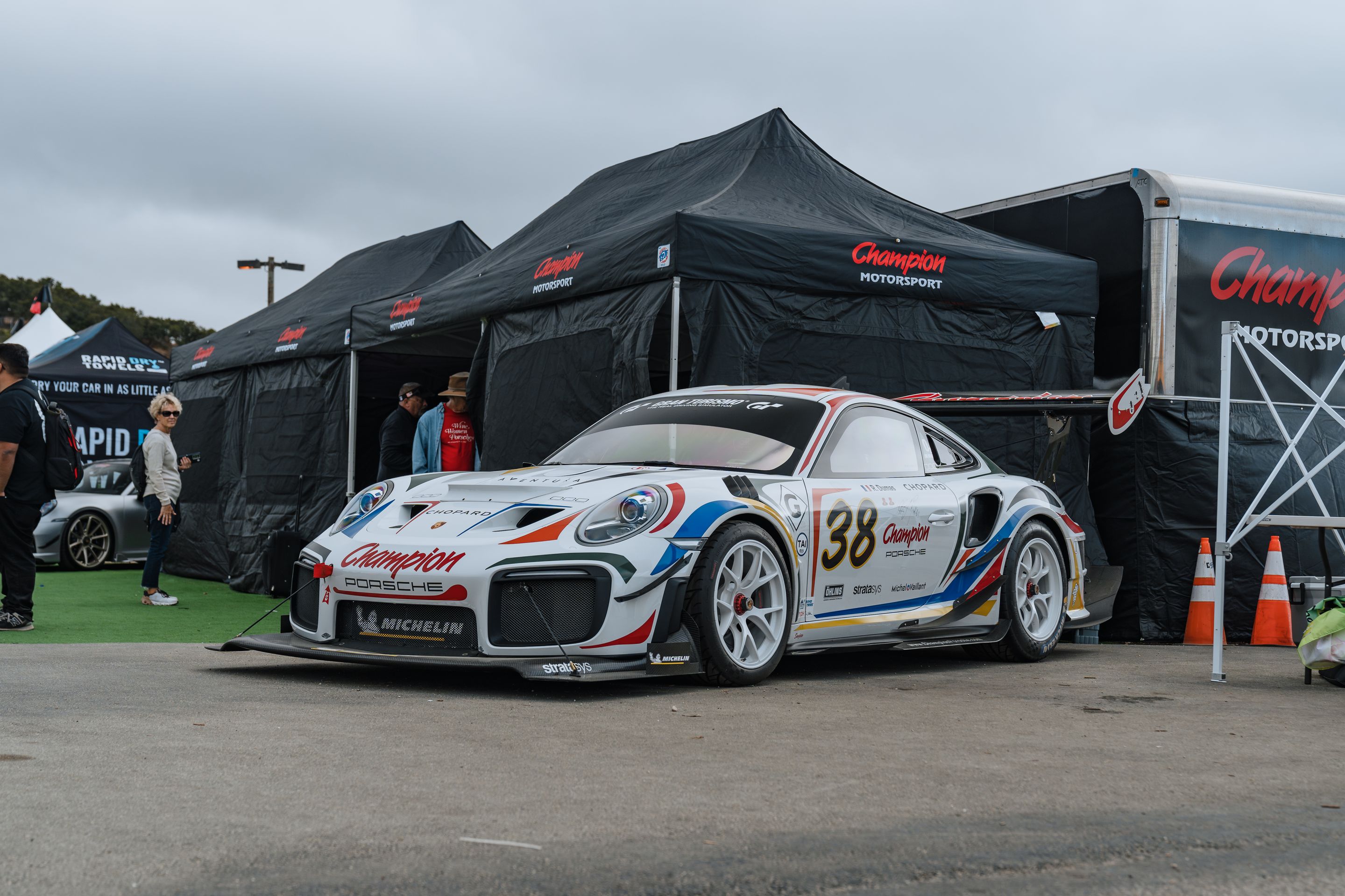 White Porsche 911 996 GT2 with 18" EC-7RS Apex wheels in Anthracite