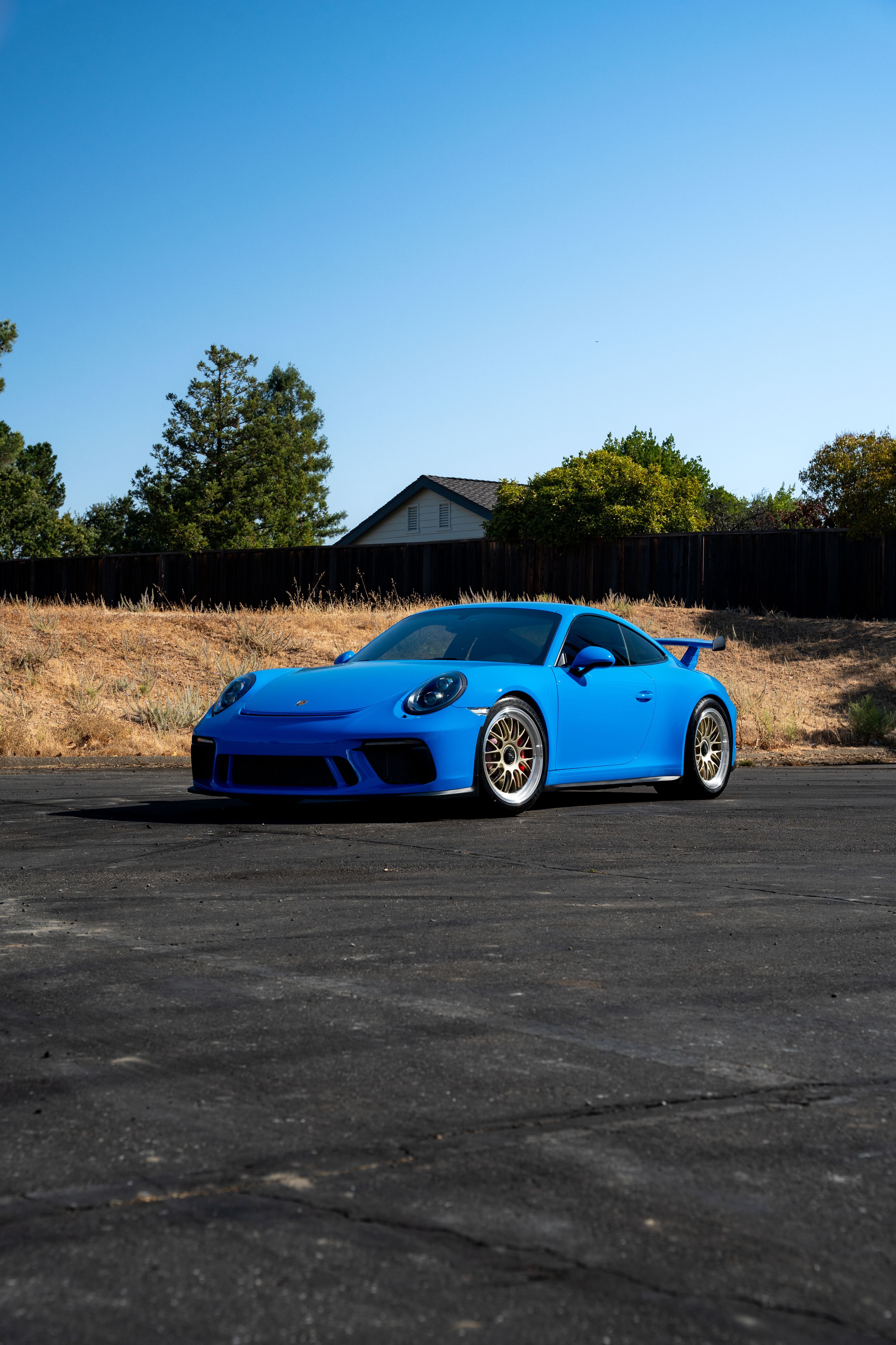 Blue Porsche 911 991.2 GT3 with 19" ML-10RT Apex wheels in Machined Lip Gloss Motorsport Gold