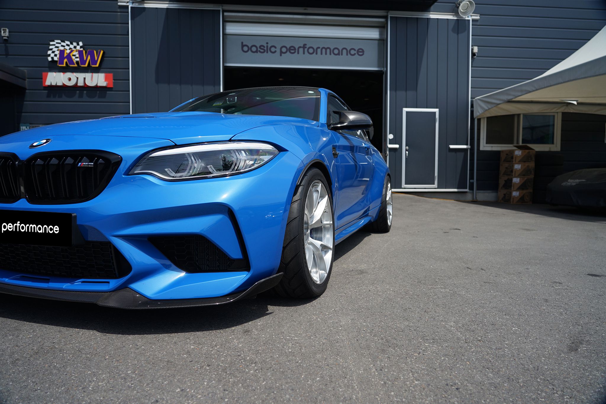 Blue BMW F87 M2 with 18" VS-5RS Apex wheels in Brushed Clear