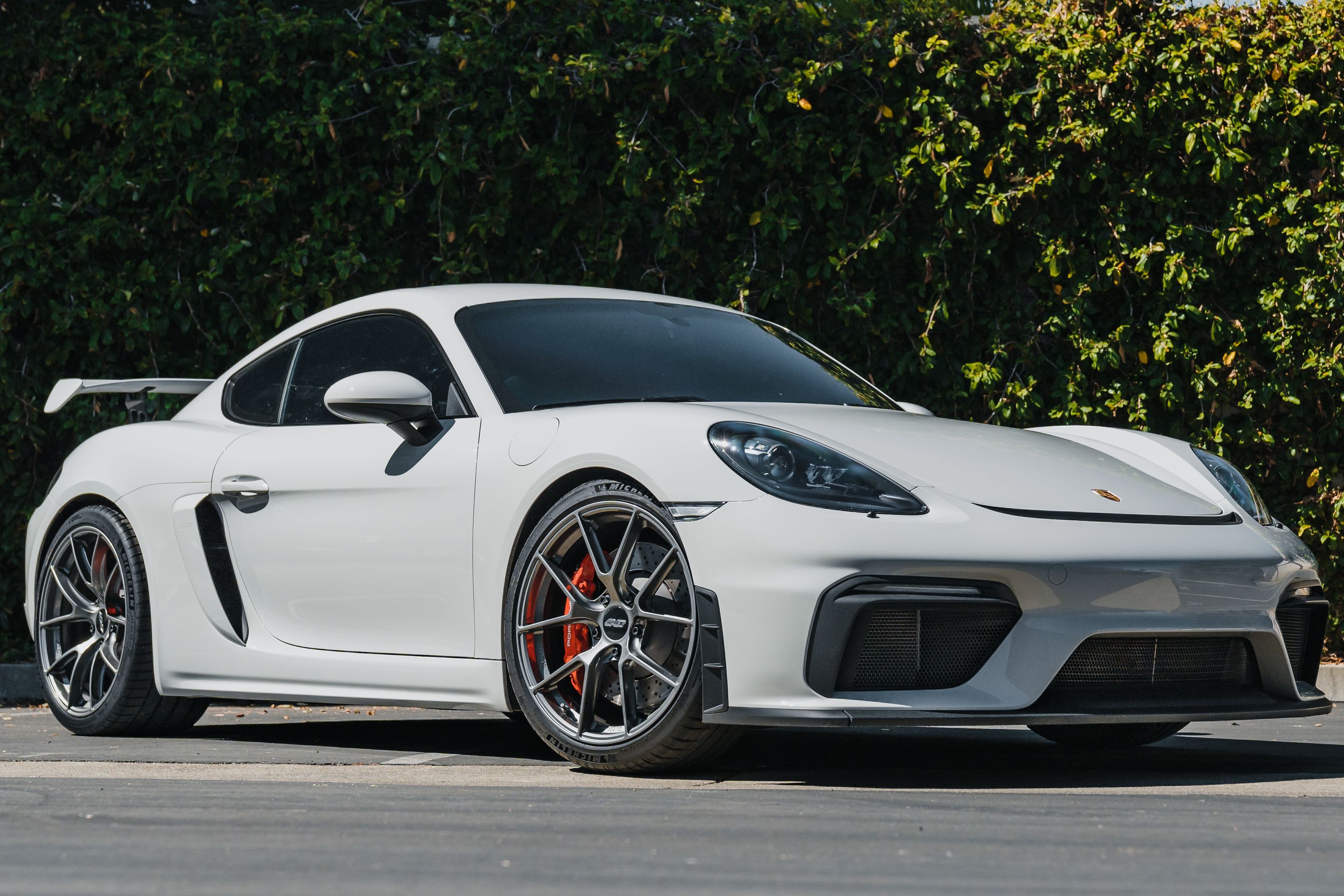 Grey Porsche 718 Cayman GT4 with 20" VS-5RS Apex wheels in Anthracite