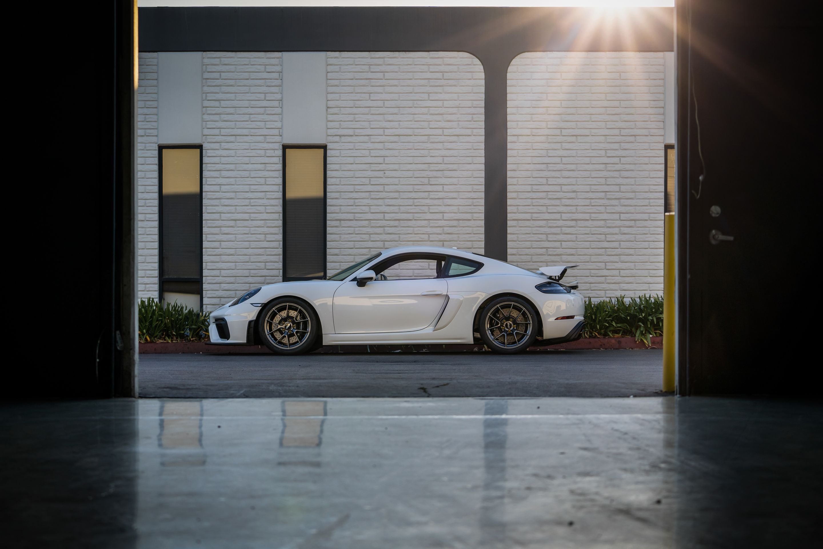 White Porsche 718 Cayman GT4 with 19" VS-5RS Apex wheels in Anthracite