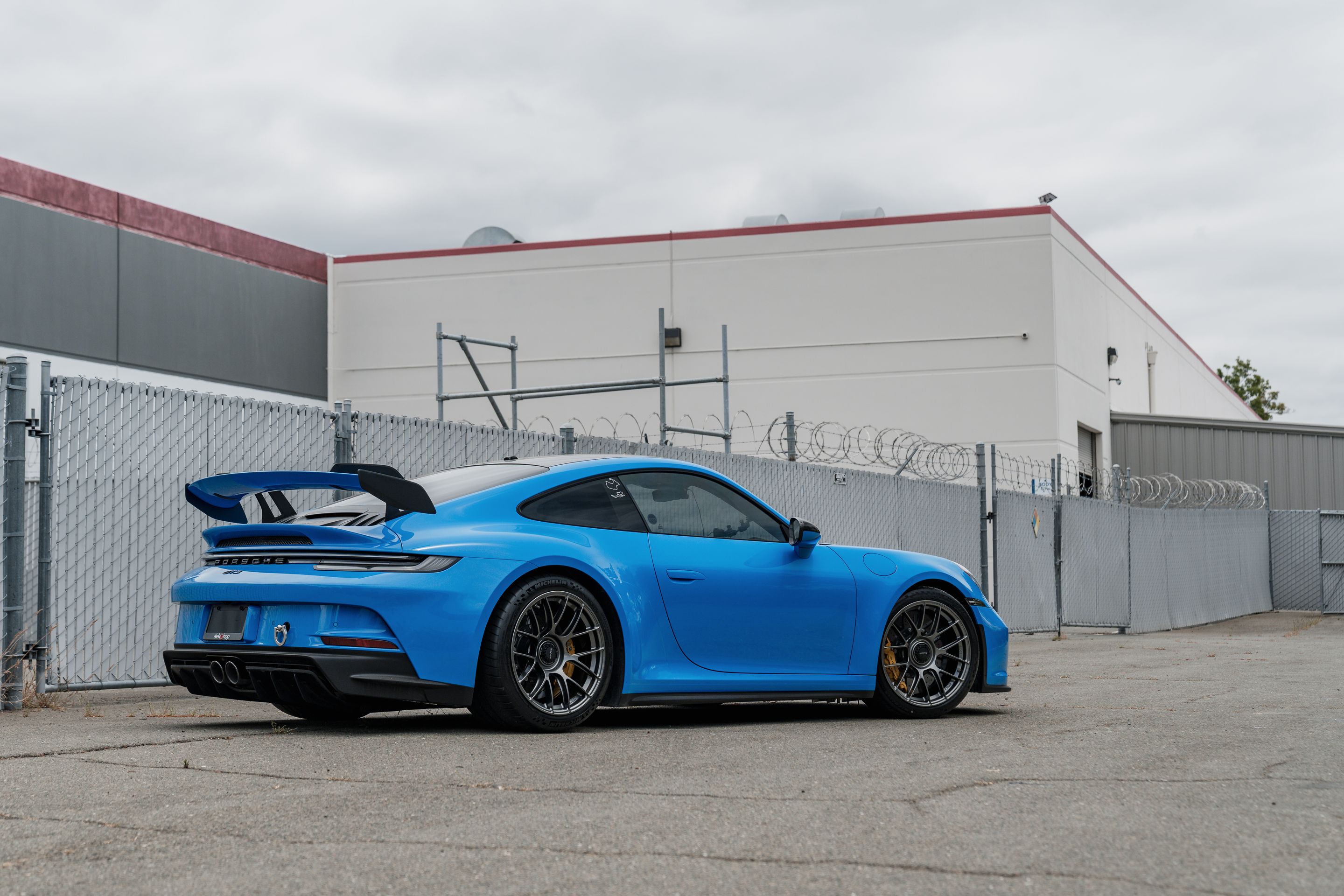 Blue Porsche 911 992.1 GT3 with 19" EC-7RS Apex wheels in Anthracite