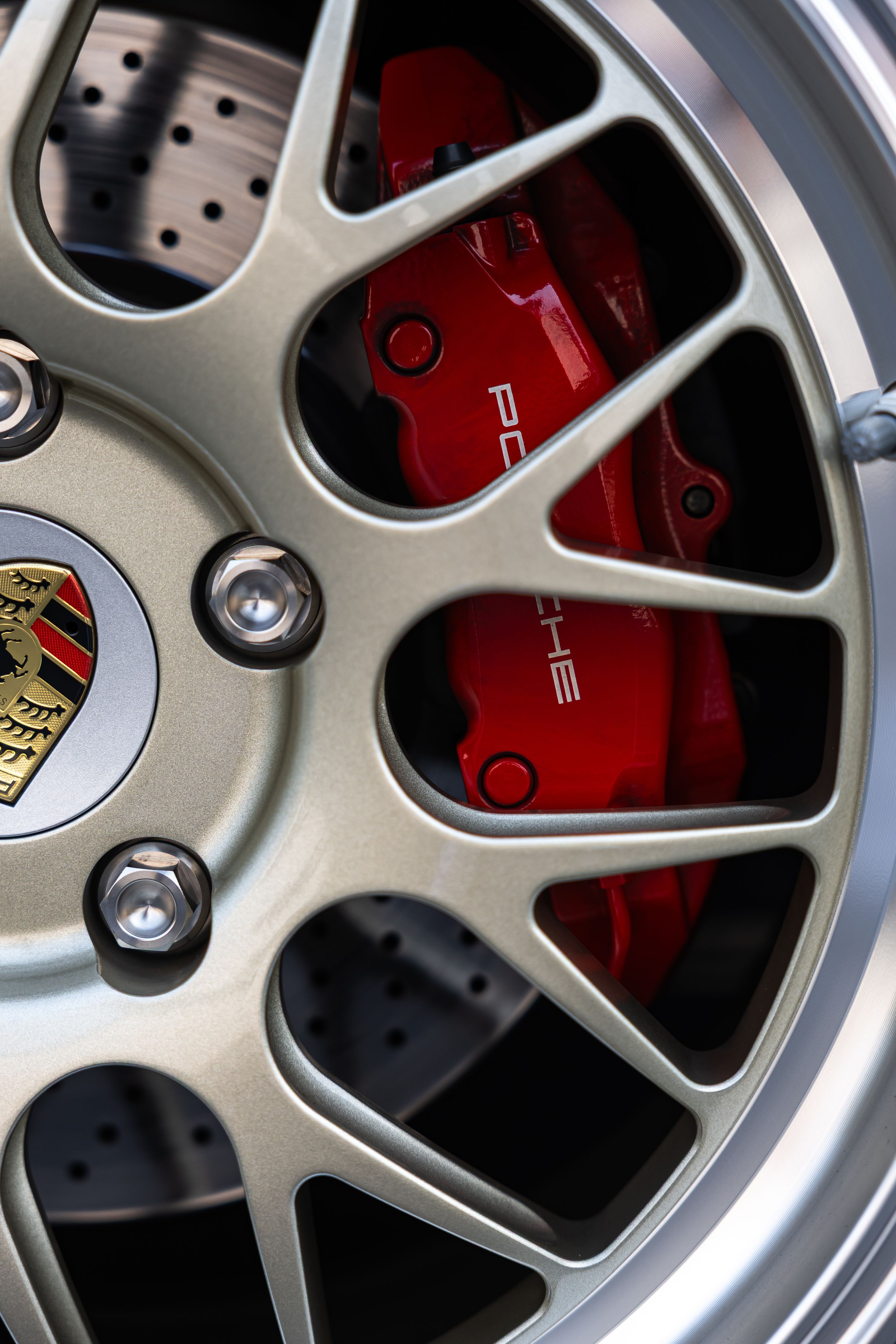 Green Porsche 987 Cayman S with 18" ML-10RT Apex wheels in Machined Lip Gloss Motorsport Gold