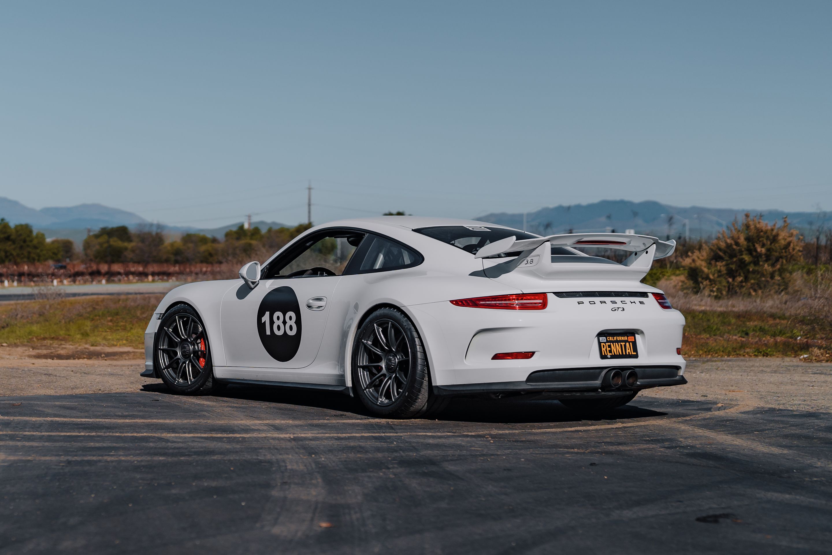 White Porsche 911 991.1 GT3 with 19" SM-10RS Apex wheels in Anthracite