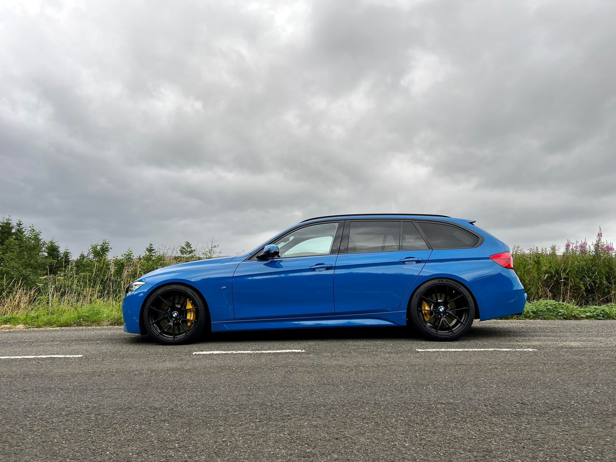 Blue BMW F31 Wagon 3 Series with 19" VS-5RS Apex wheels in Satin Black