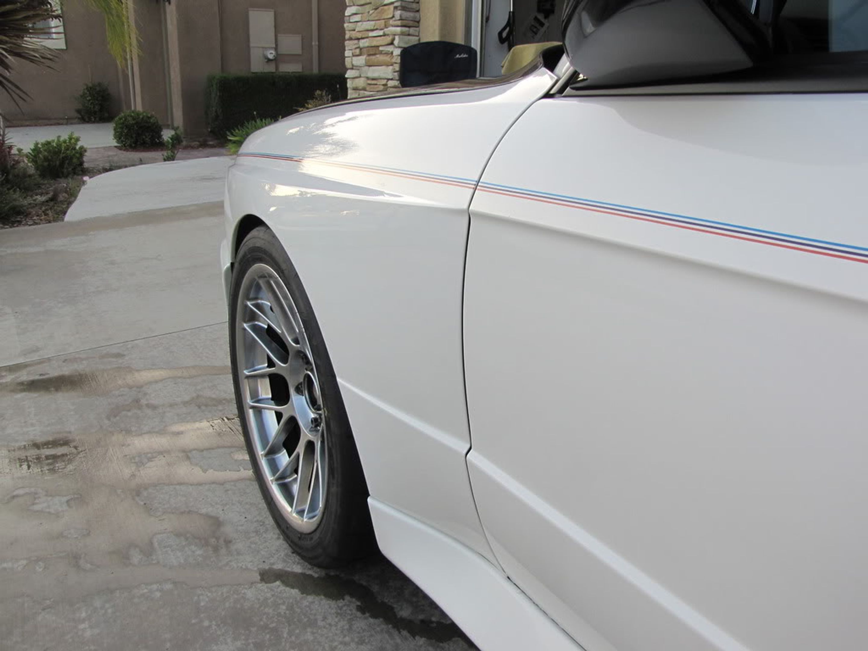 White BMW E30 M3 with 17" ARC-8 Apex wheels in Hyper Black