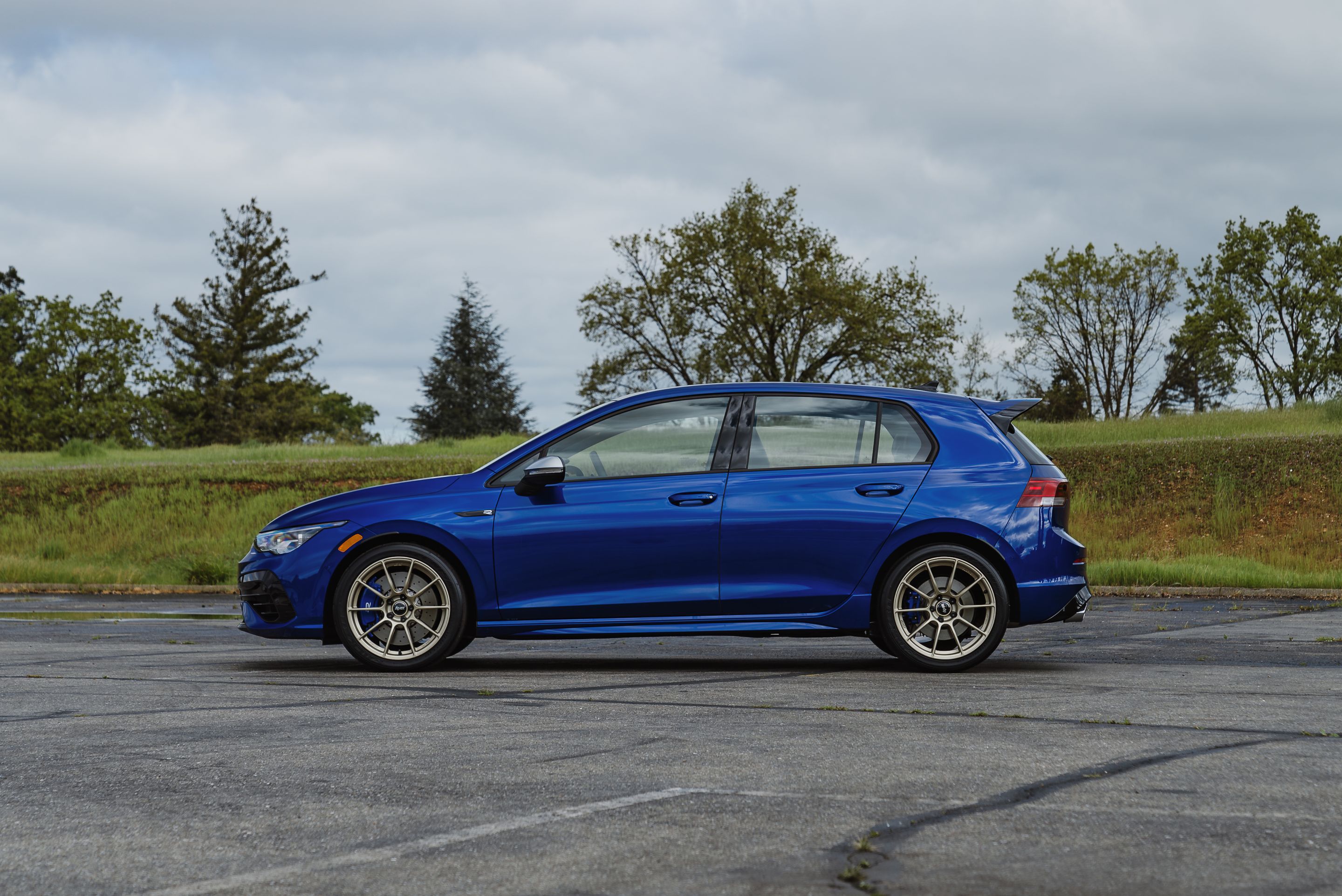 Blue VW MK8 Golf R with 18" SM-10RS Apex wheels in Motorsport Gold
